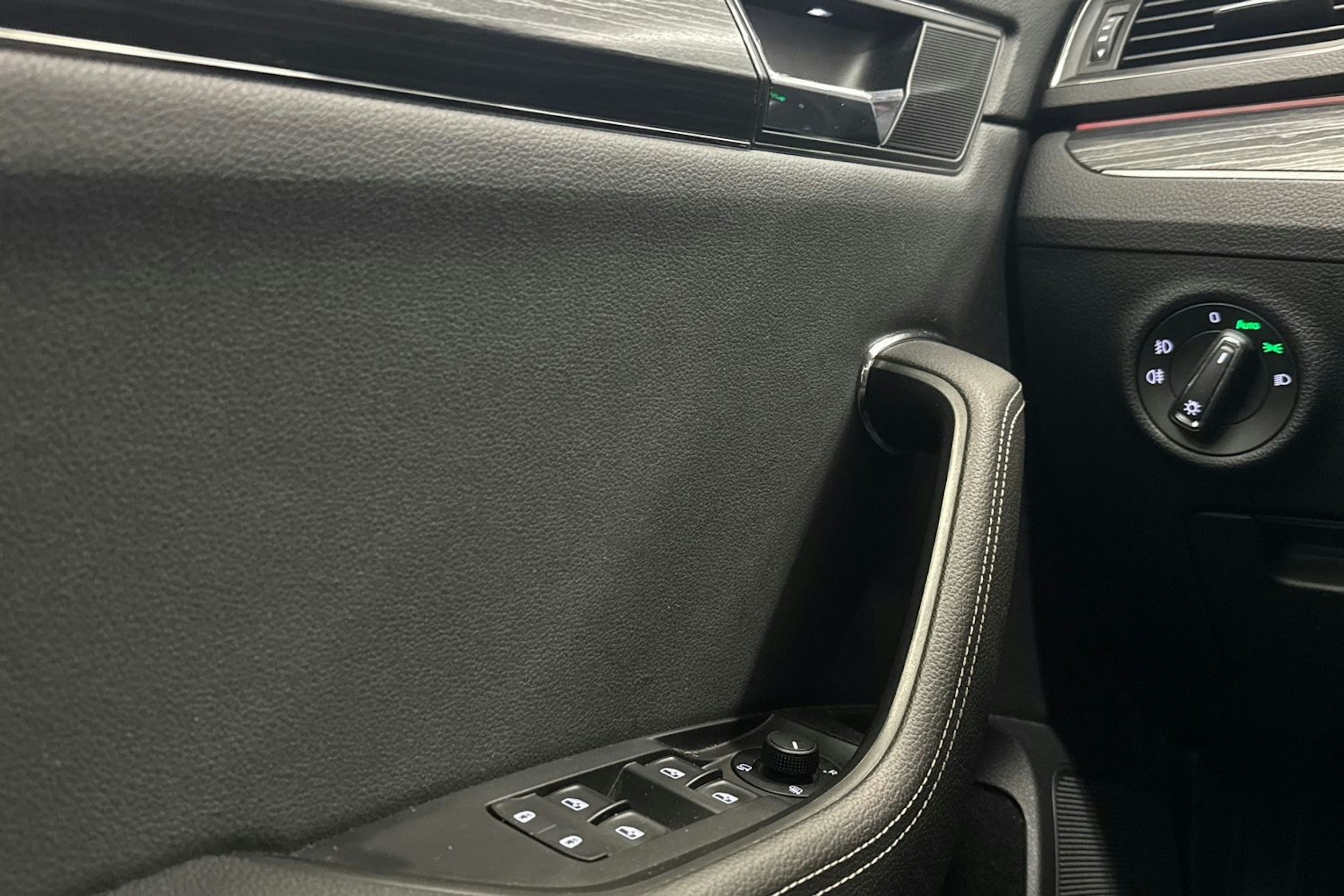 Valkoinen Skoda Superb 2020 kuva 17.