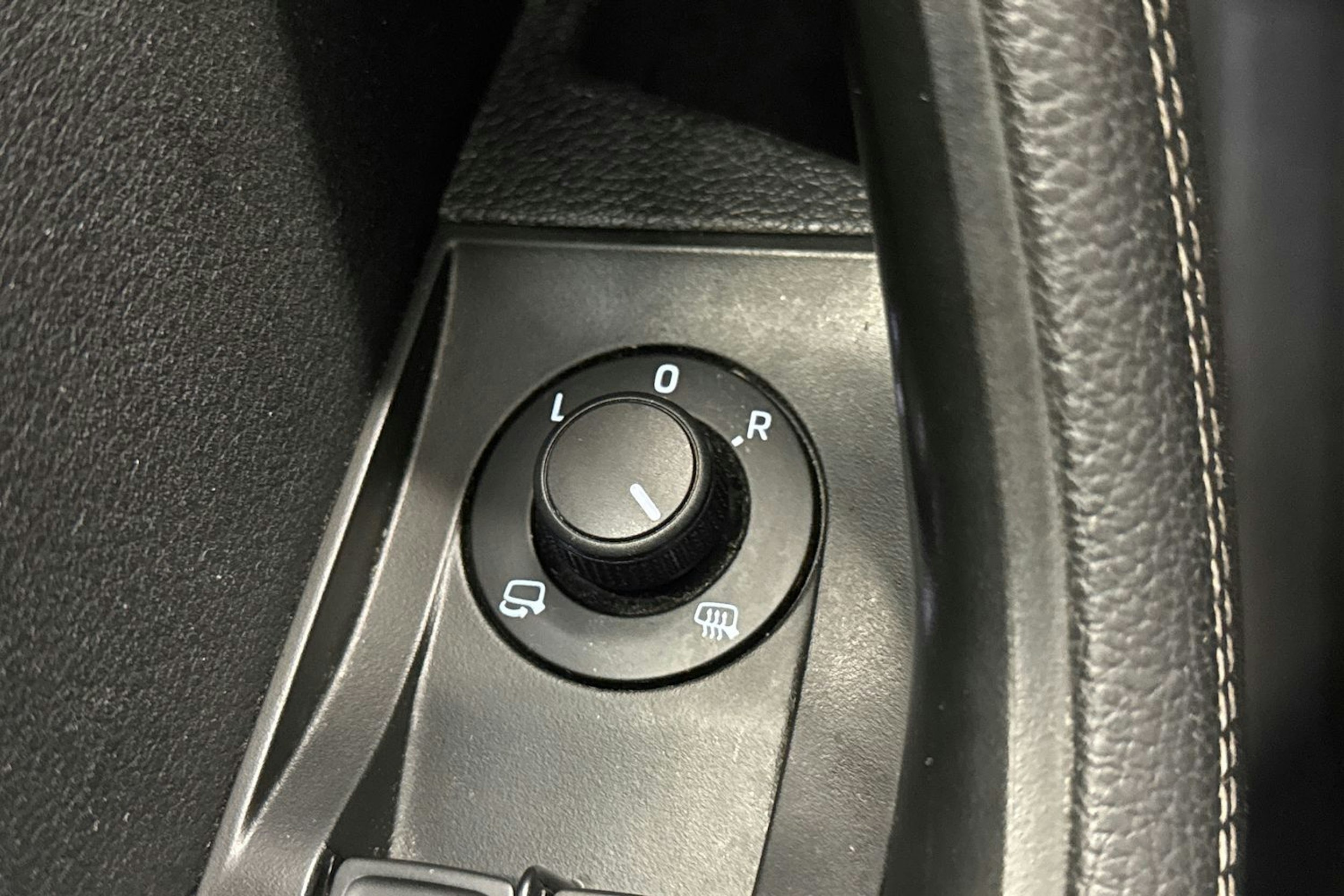 Valkoinen Skoda Superb 2020 kuva 18.