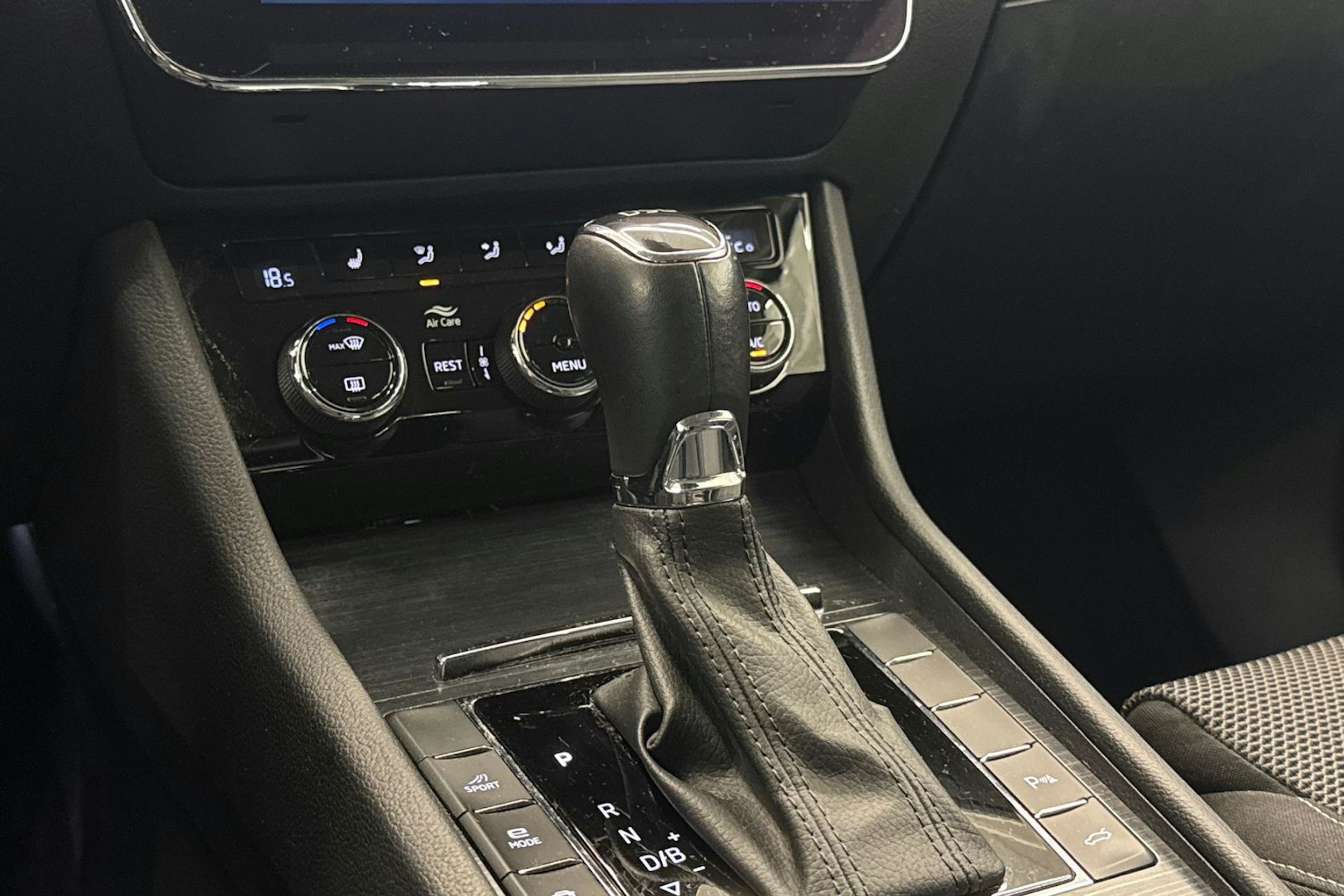 Valkoinen Skoda Superb 2020 kuva 19.