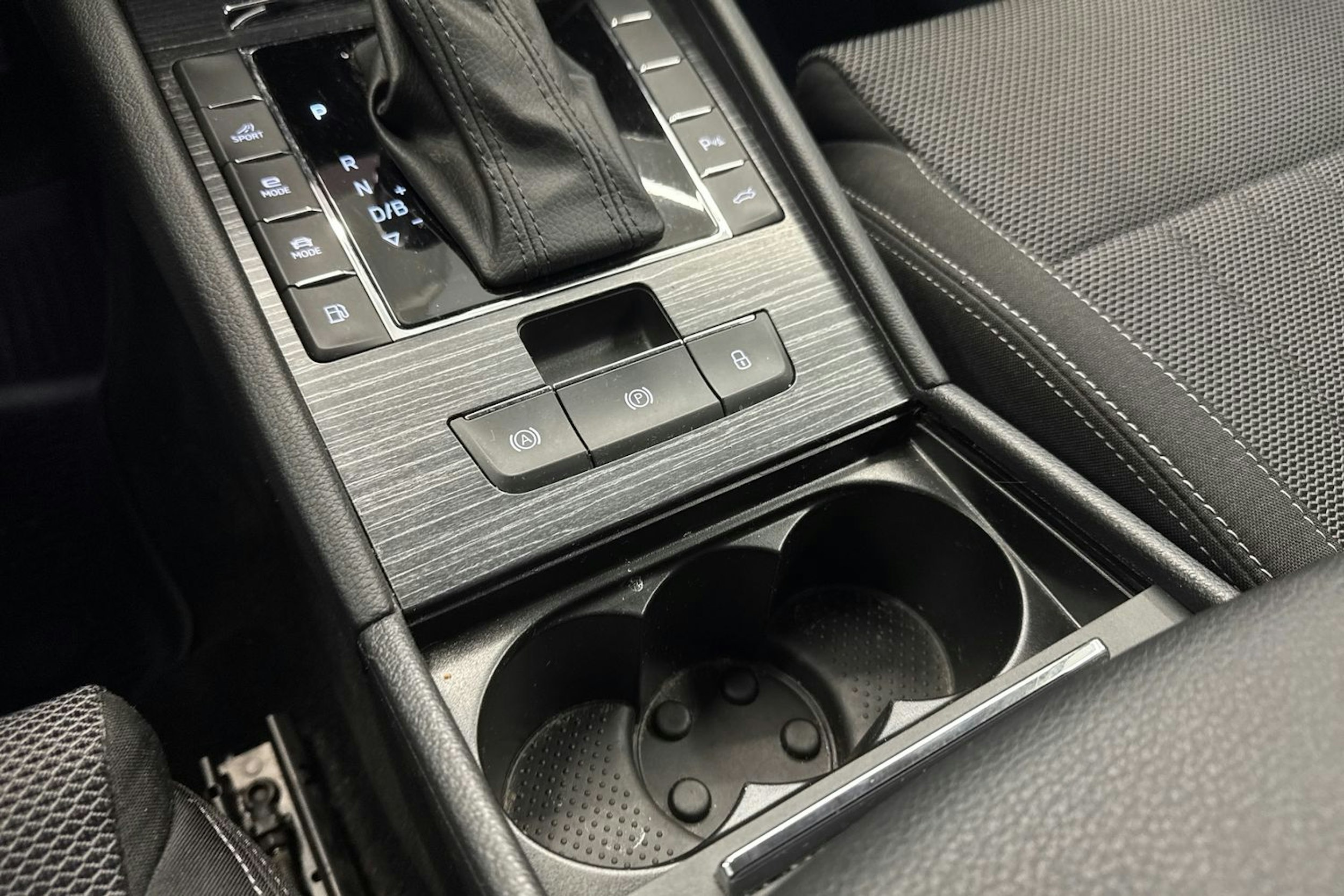 Valkoinen Skoda Superb 2020 kuva 20.