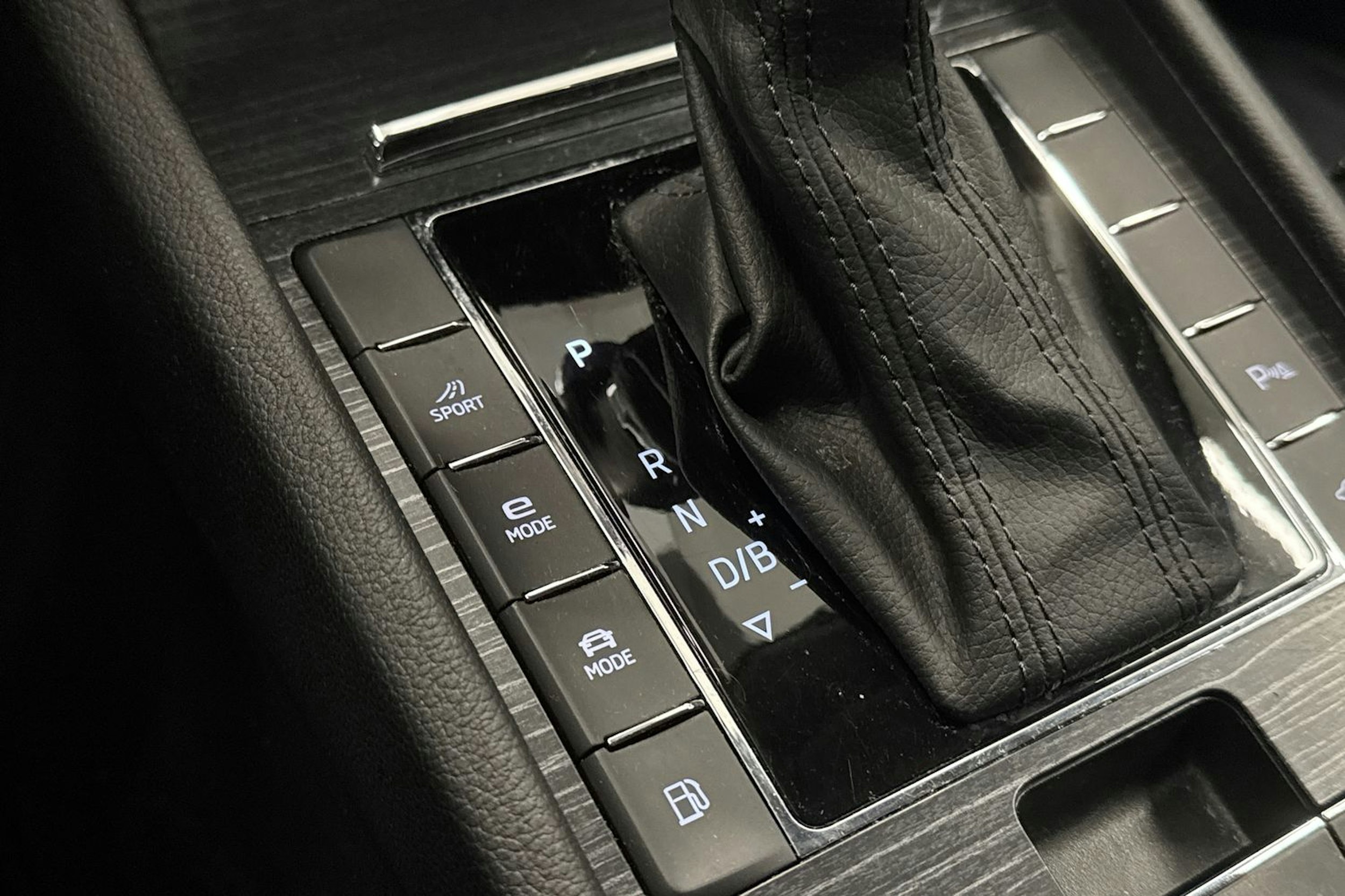 Valkoinen Skoda Superb 2020 kuva 21.