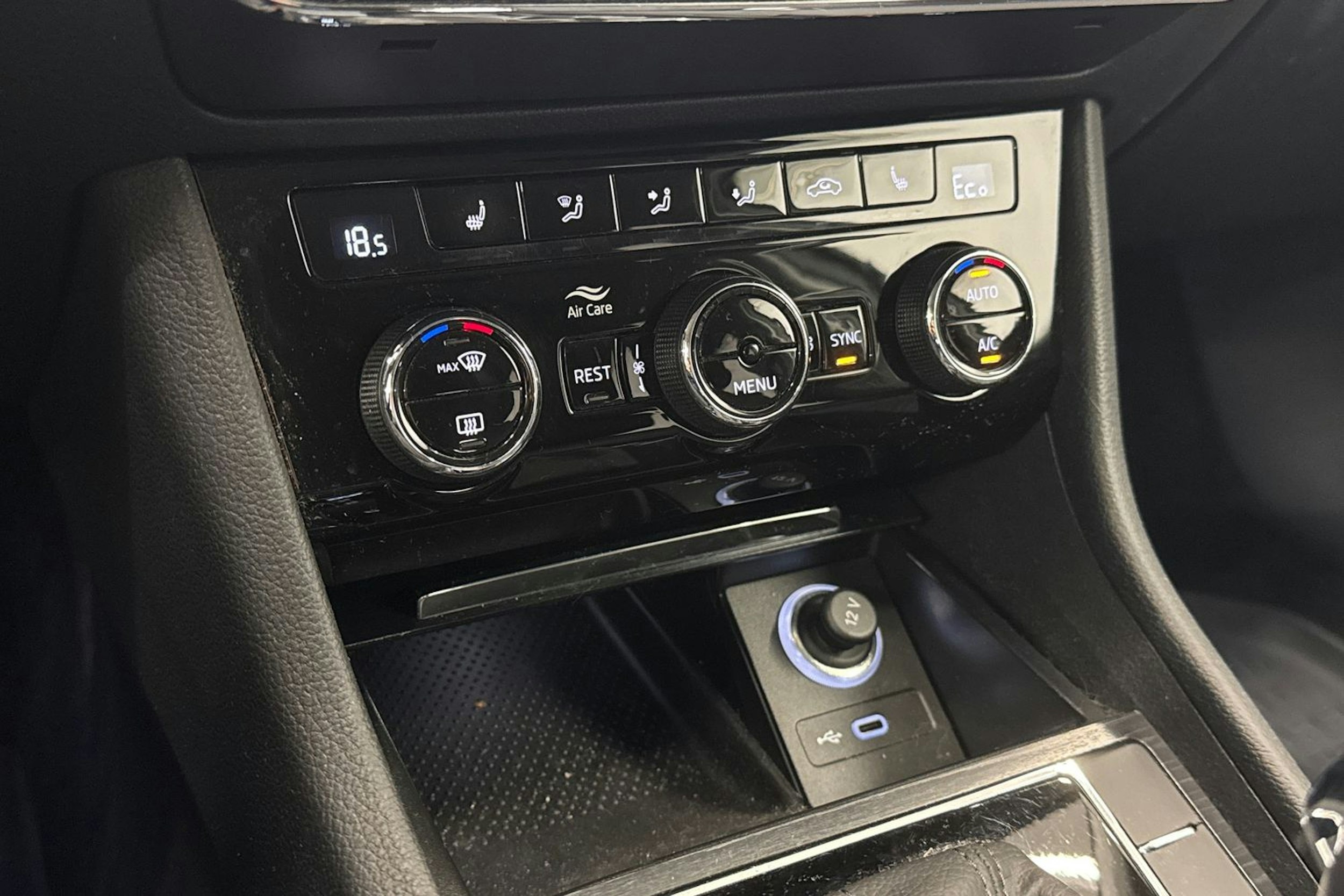 Valkoinen Skoda Superb 2020 kuva 22.