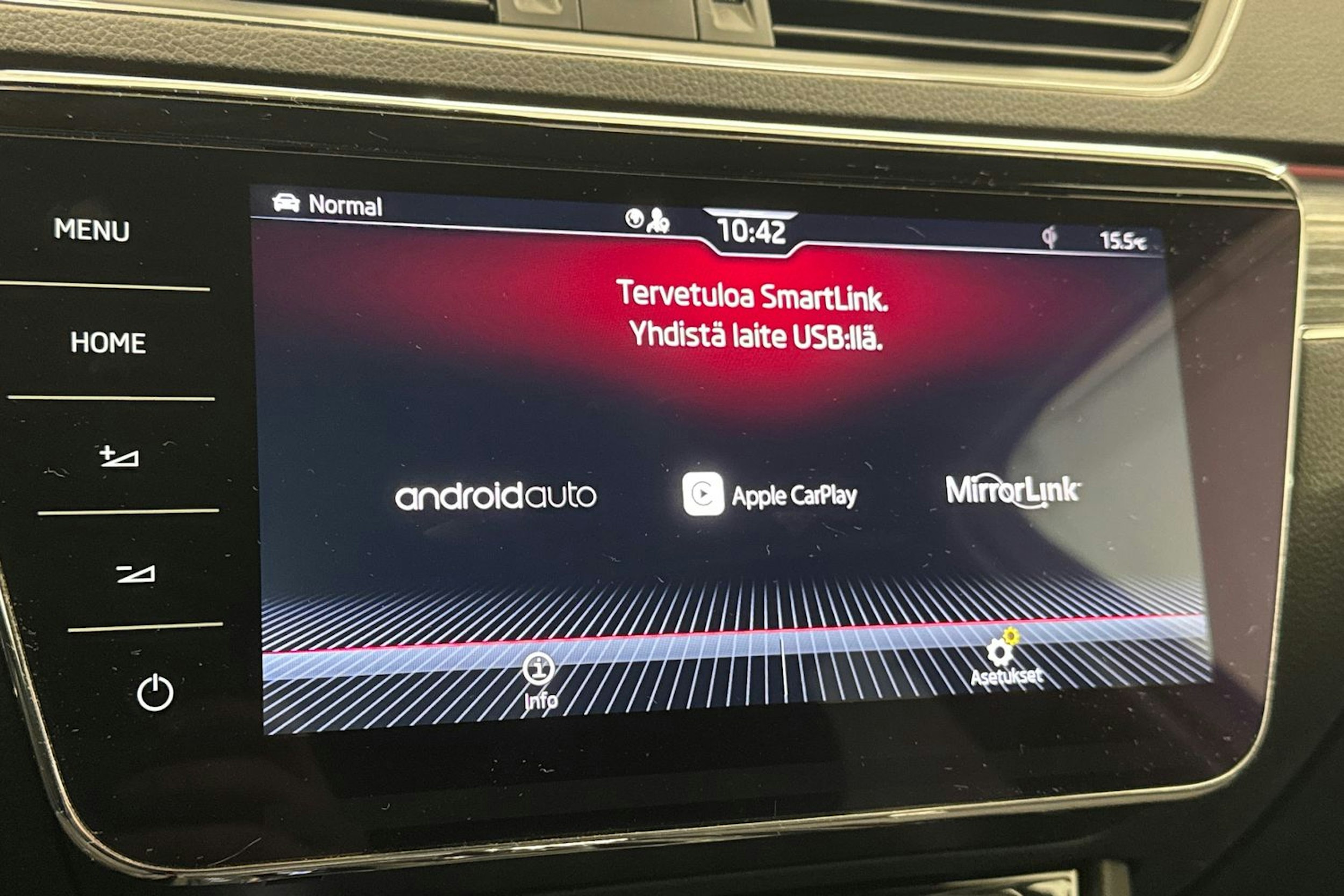 Valkoinen Skoda Superb 2020 kuva 28.