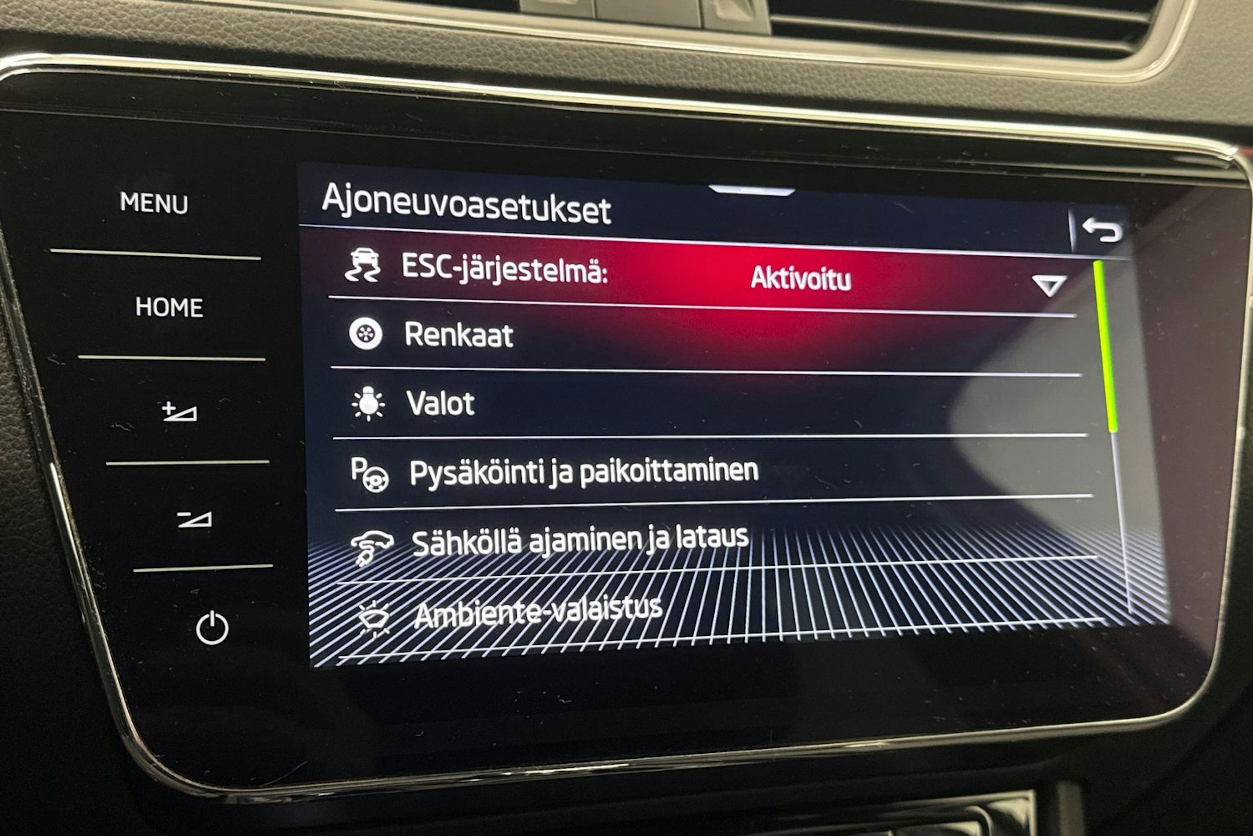 Valkoinen Skoda Superb 2020 kuva 29.