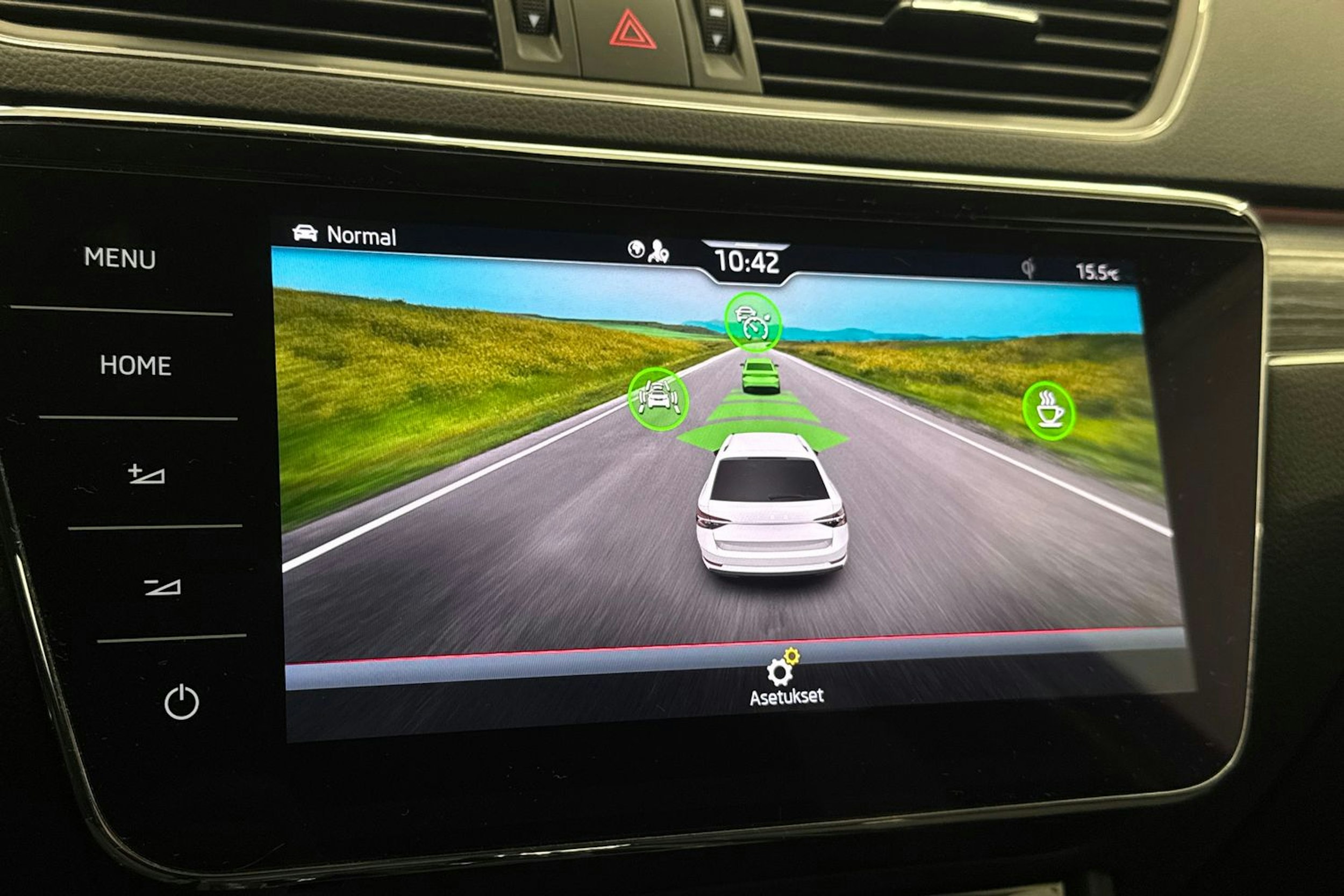 Valkoinen Skoda Superb 2020 kuva 30.