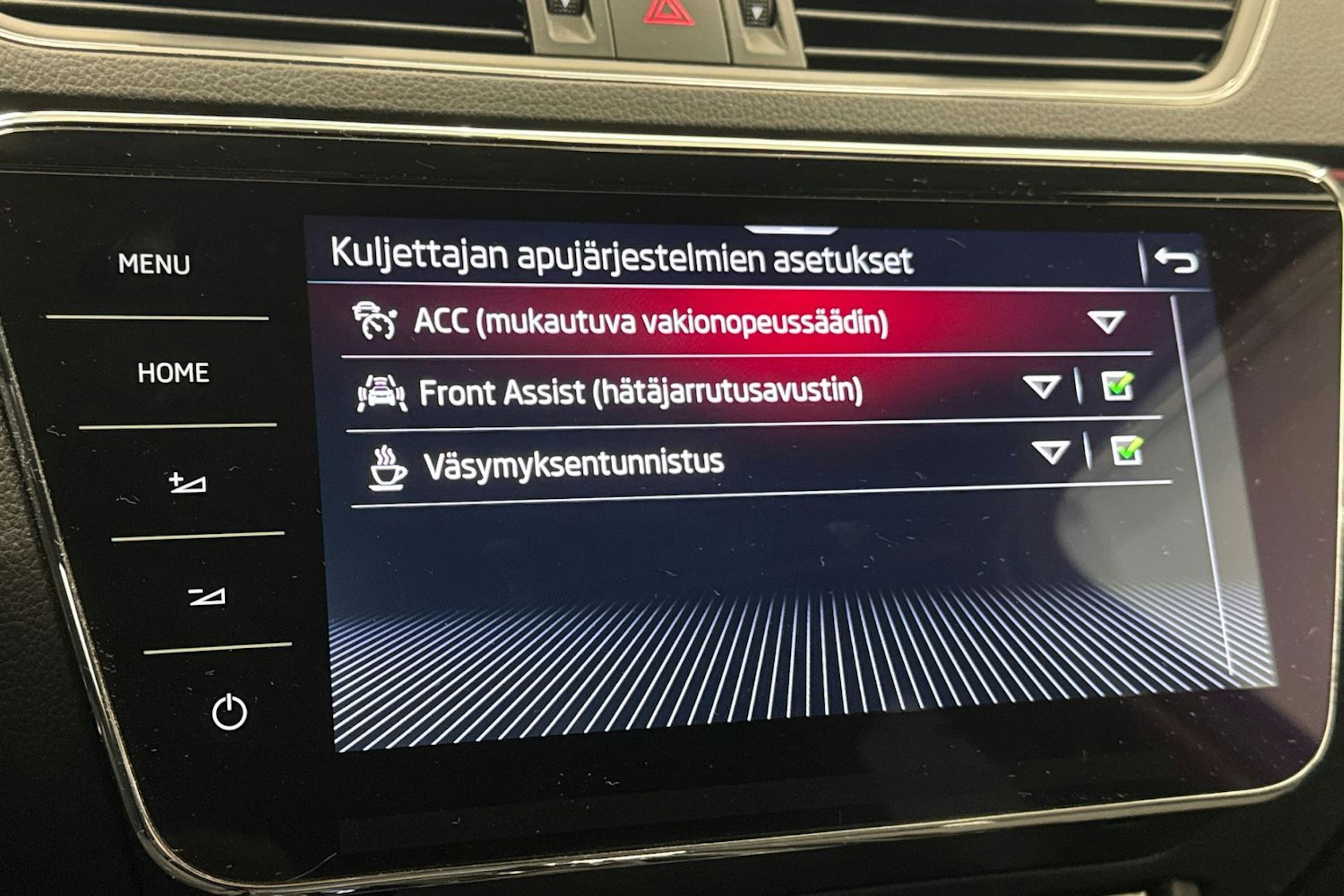 Valkoinen Skoda Superb 2020 kuva 31.