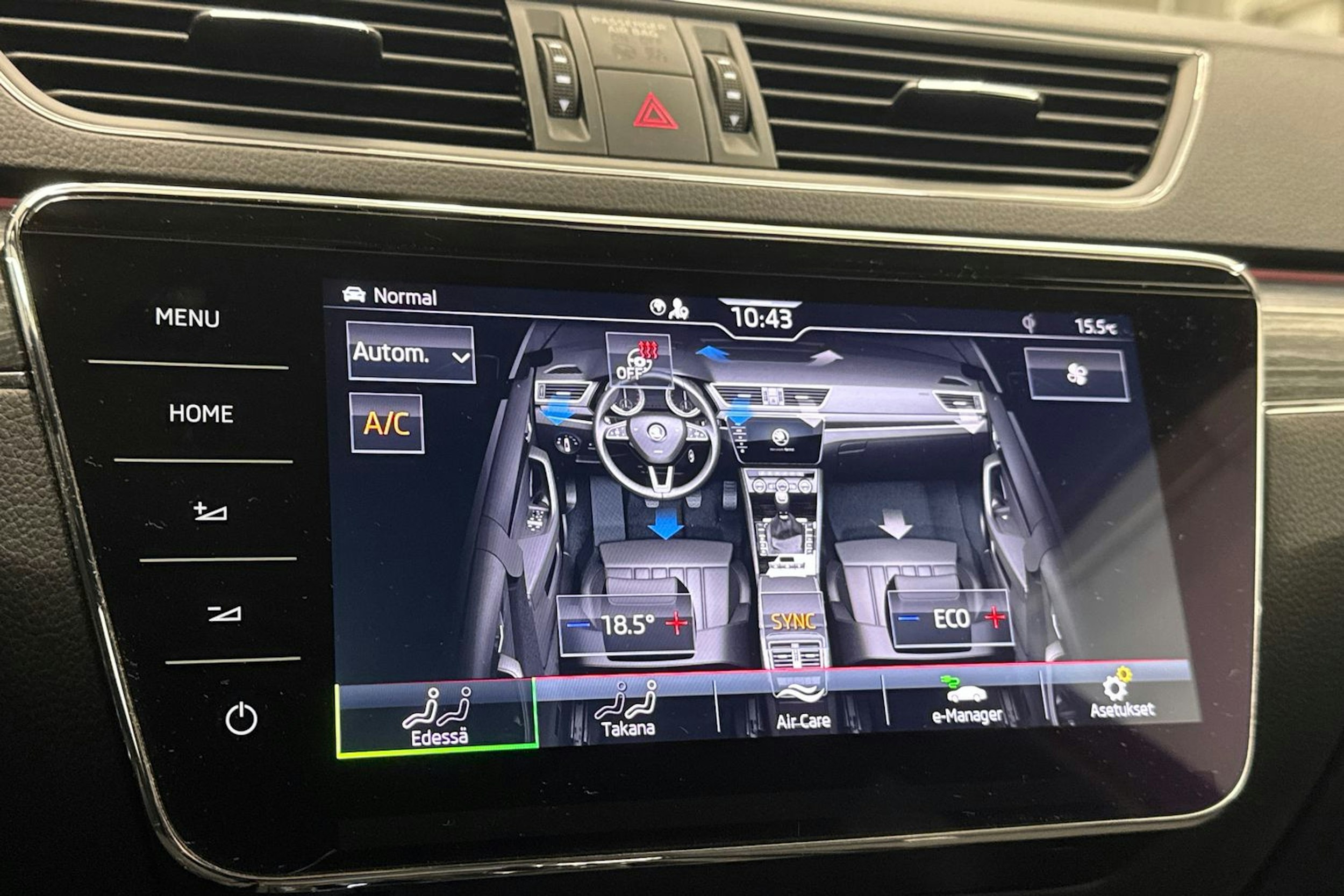 Valkoinen Skoda Superb 2020 kuva 32.