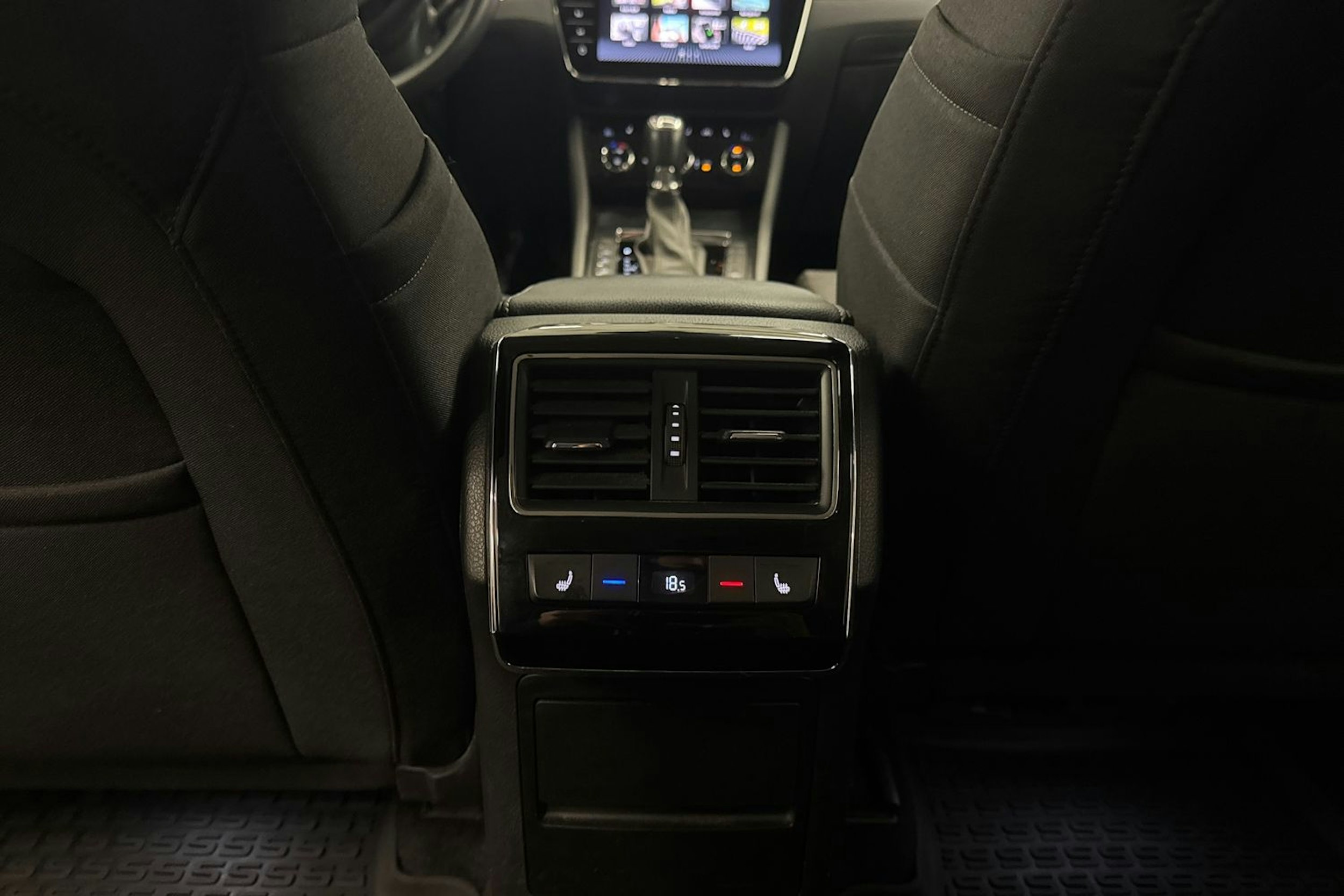 Valkoinen Skoda Superb 2020 kuva 34.