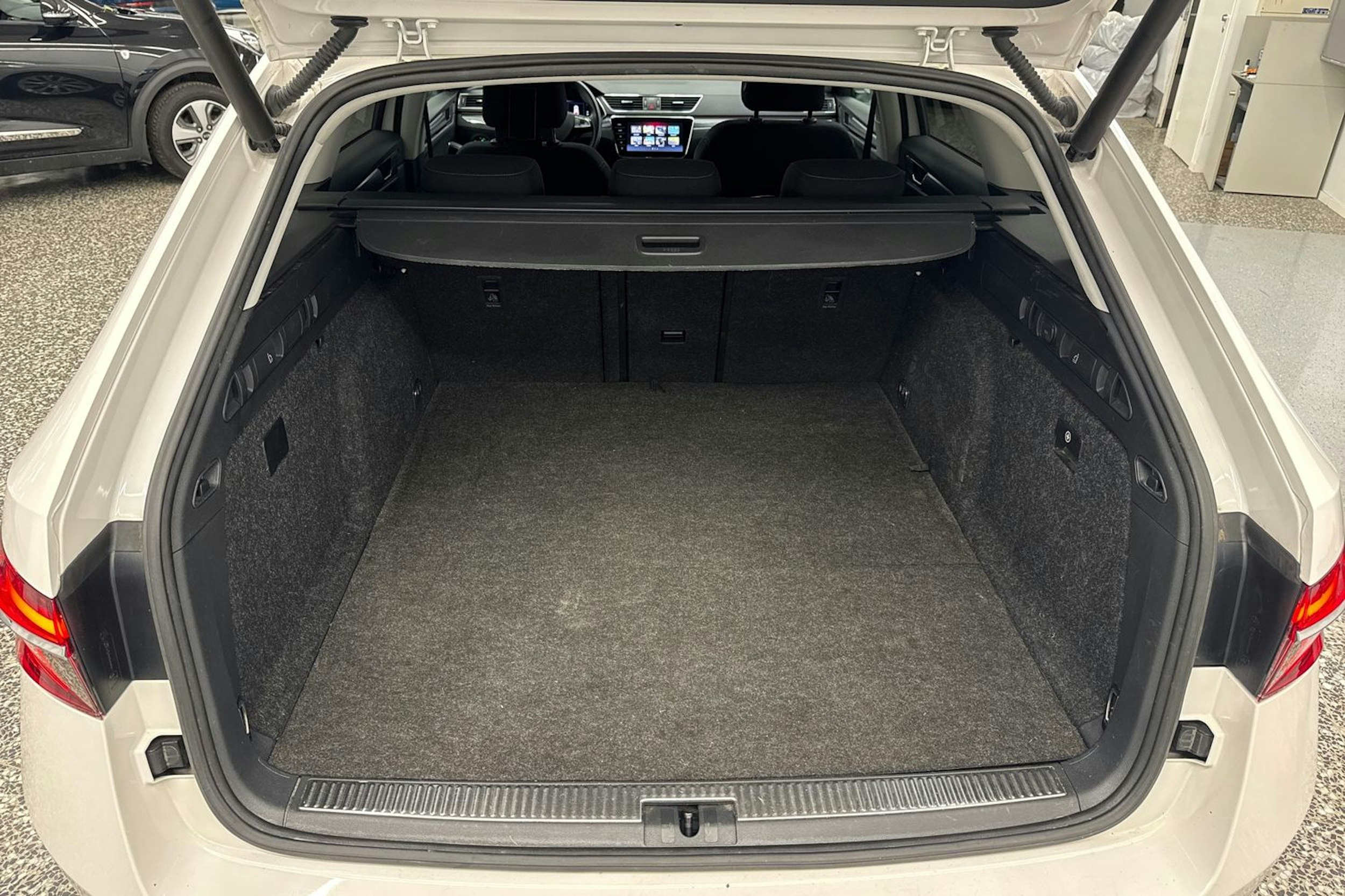 Valkoinen Skoda Superb 2020 kuva 35.