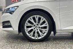 Valkoinen Skoda Superb 2020 kuva 36.
