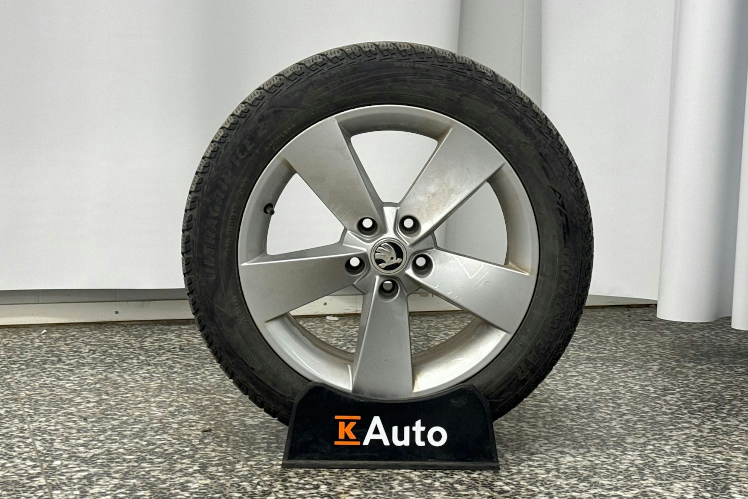 Valkoinen Skoda Superb 2020 kuva 38.