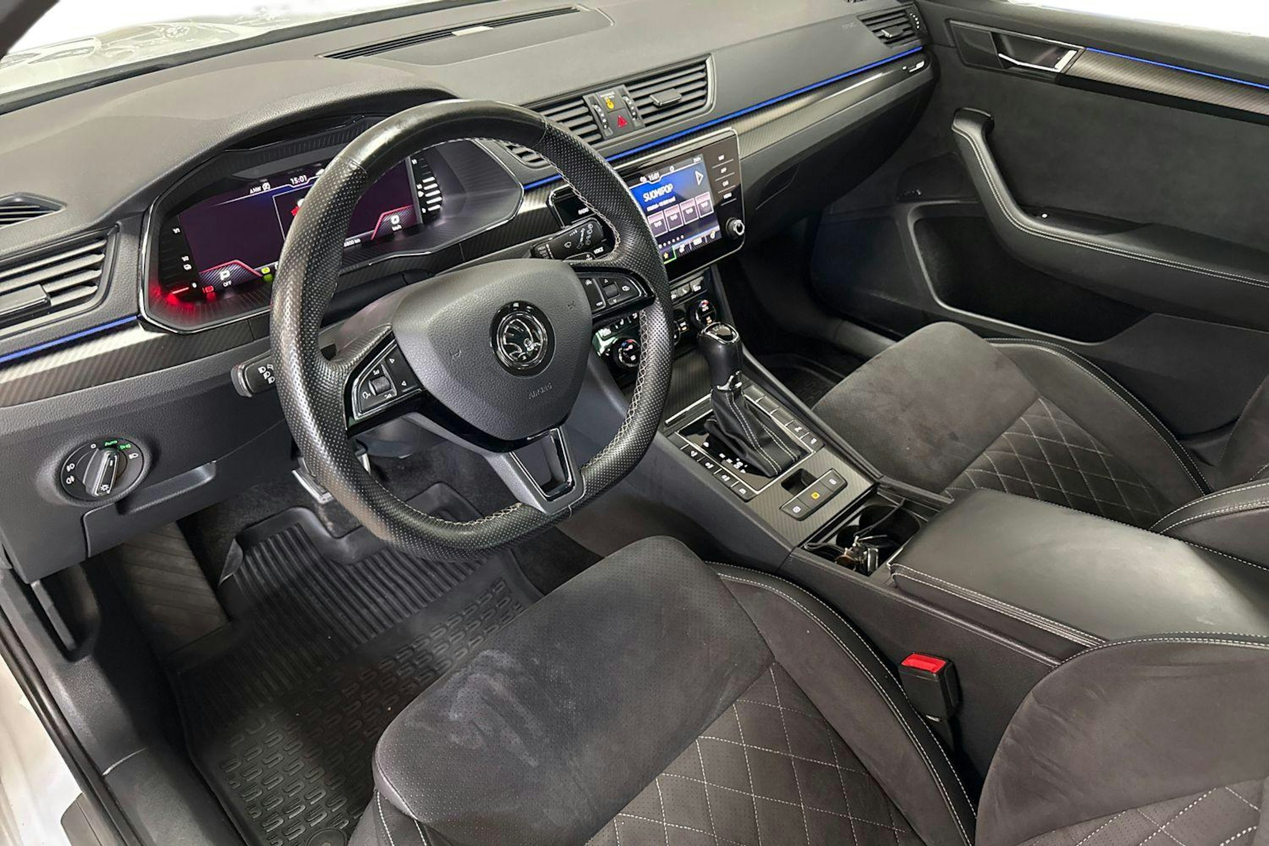 valkoinen Skoda Superb 2020 kuva 7.