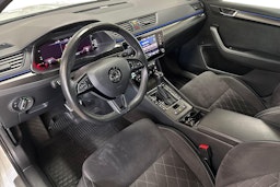 valkoinen Skoda Superb 2020 kuva 7.