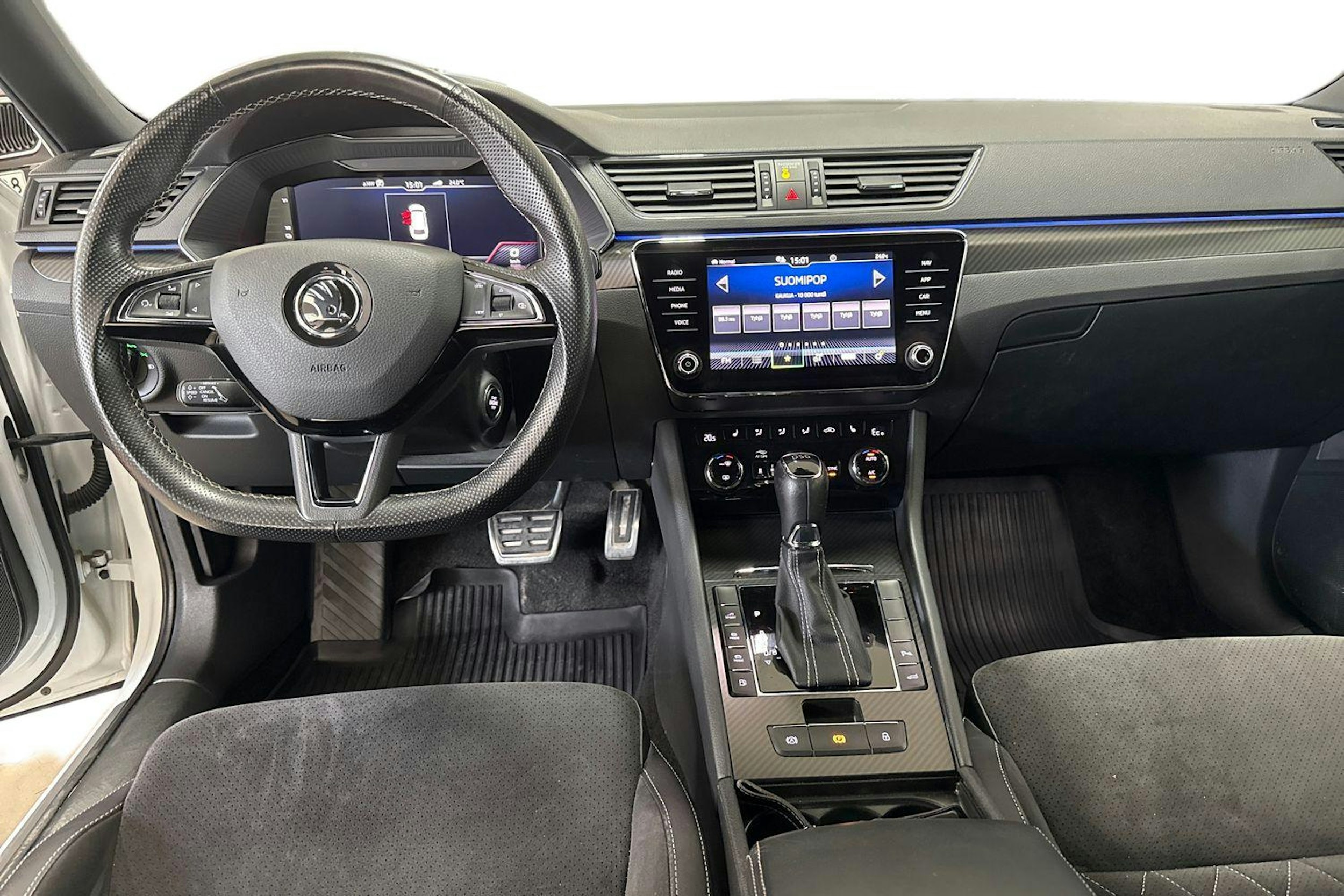 valkoinen Skoda Superb 2020 kuva 9.