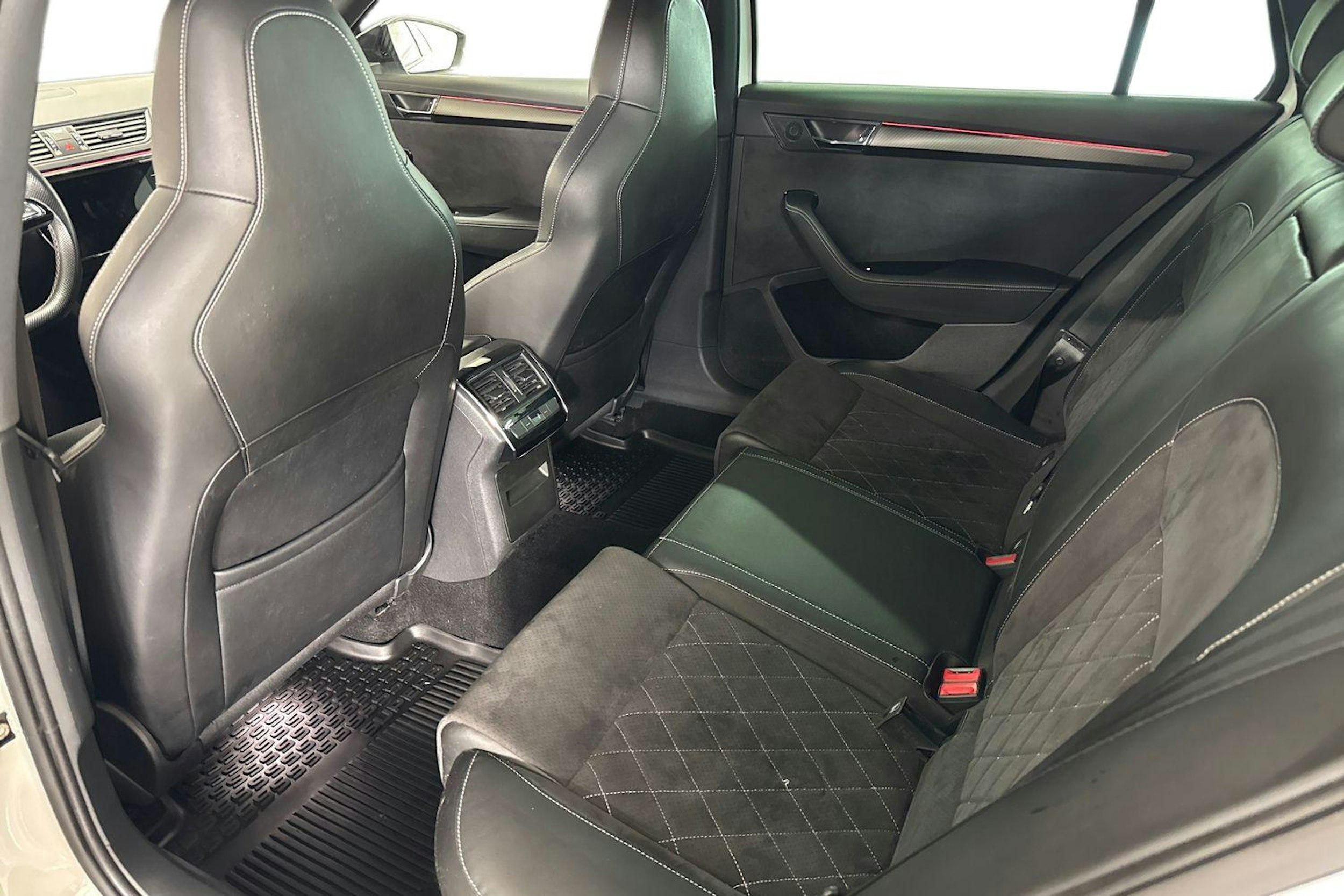 valkoinen Skoda Superb 2020 kuva 10.