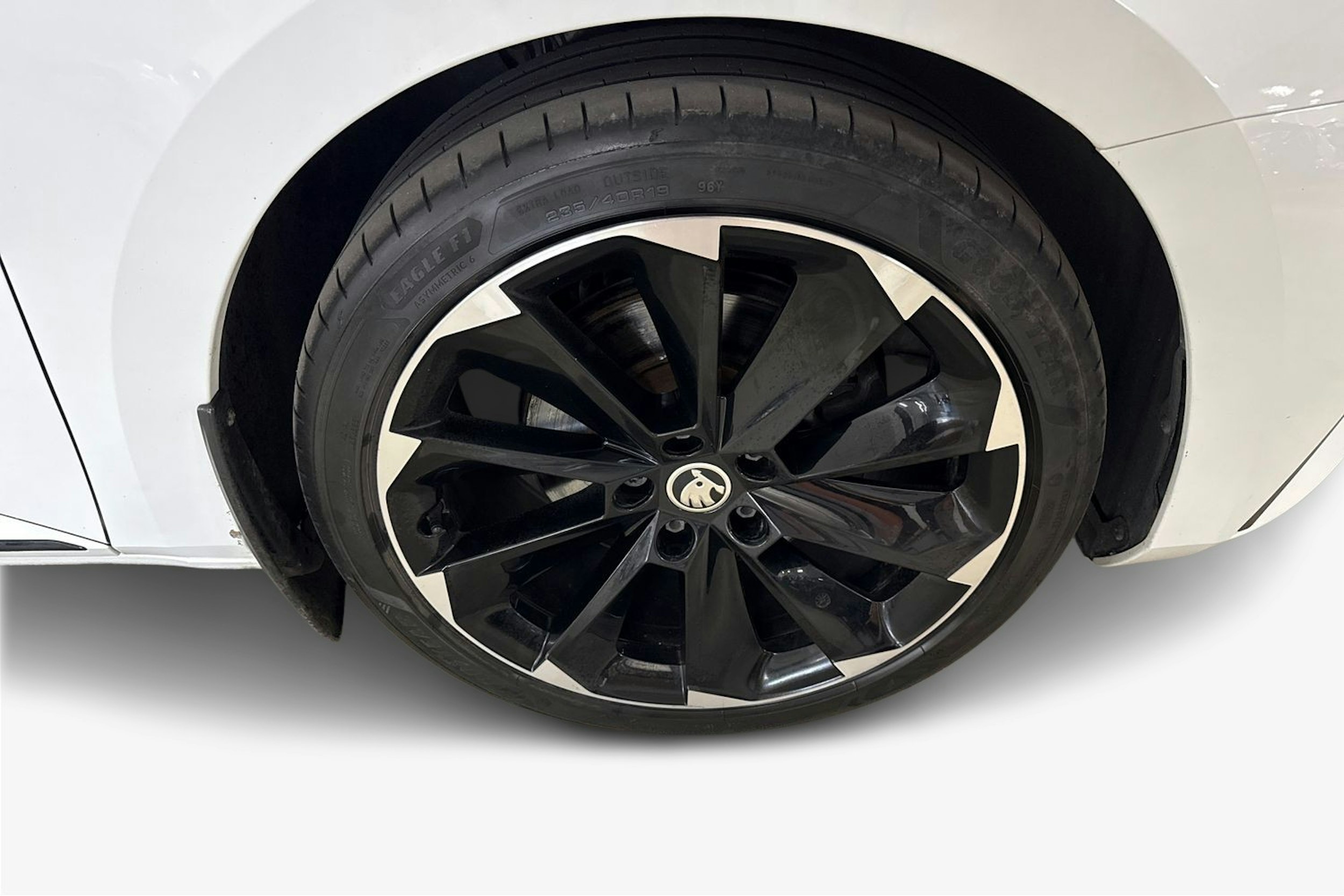 valkoinen Skoda Superb 2020 kuva 11.