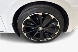 valkoinen Skoda Superb 2020 kuva 11.