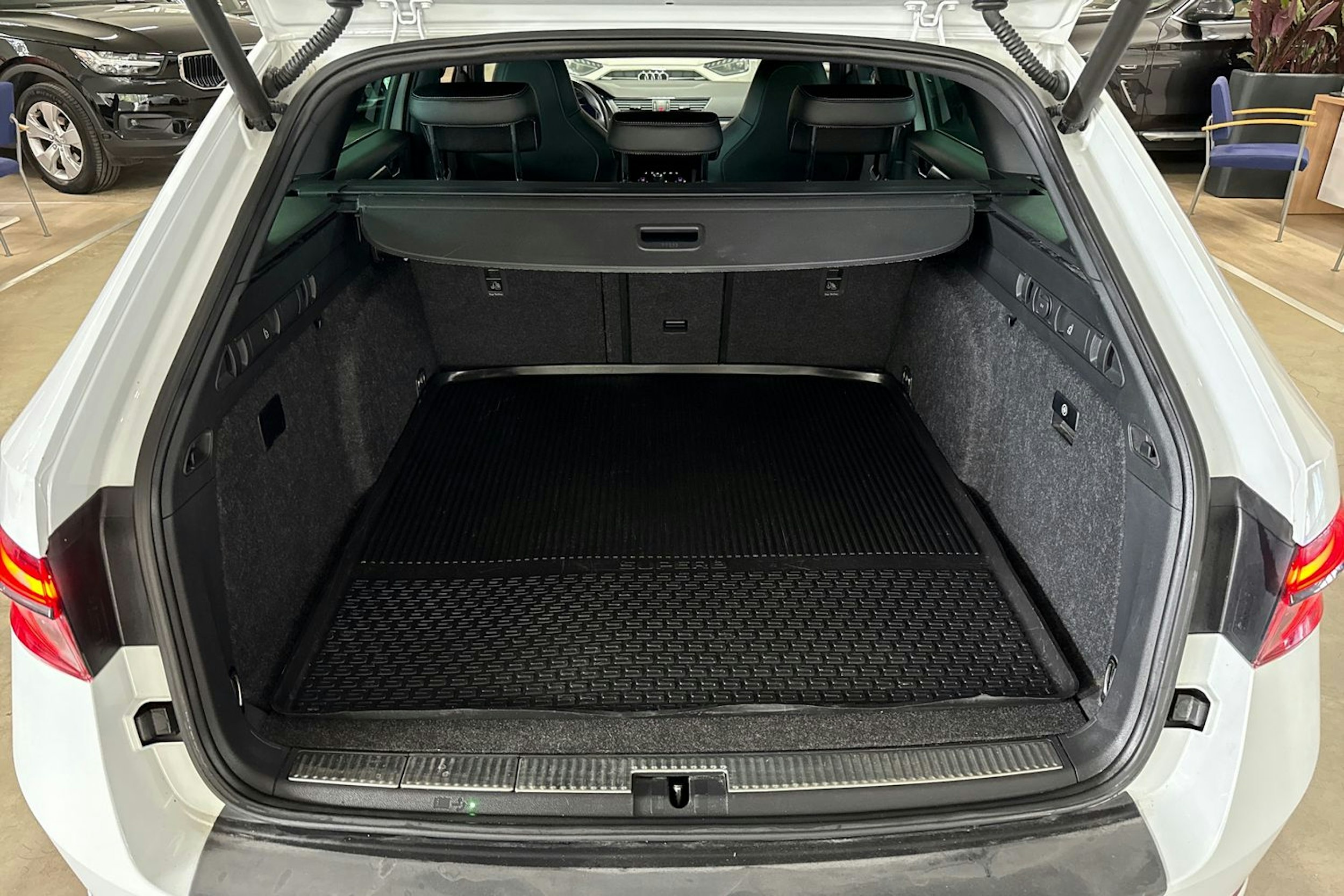 valkoinen Skoda Superb 2020 kuva 14.