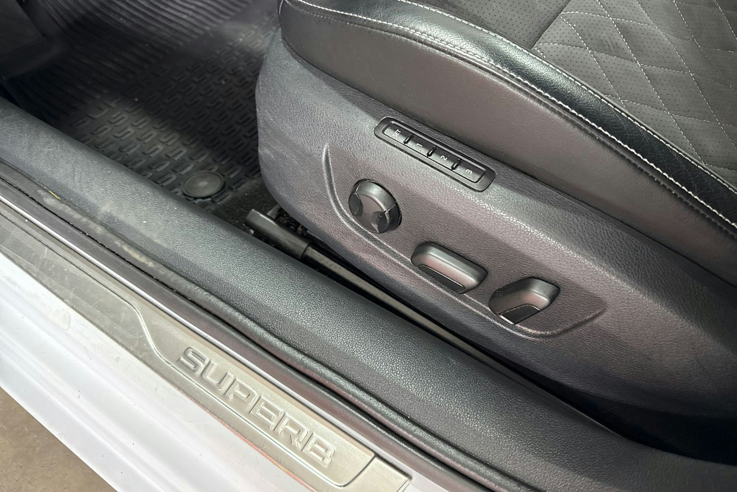 valkoinen Skoda Superb 2020 kuva 18.