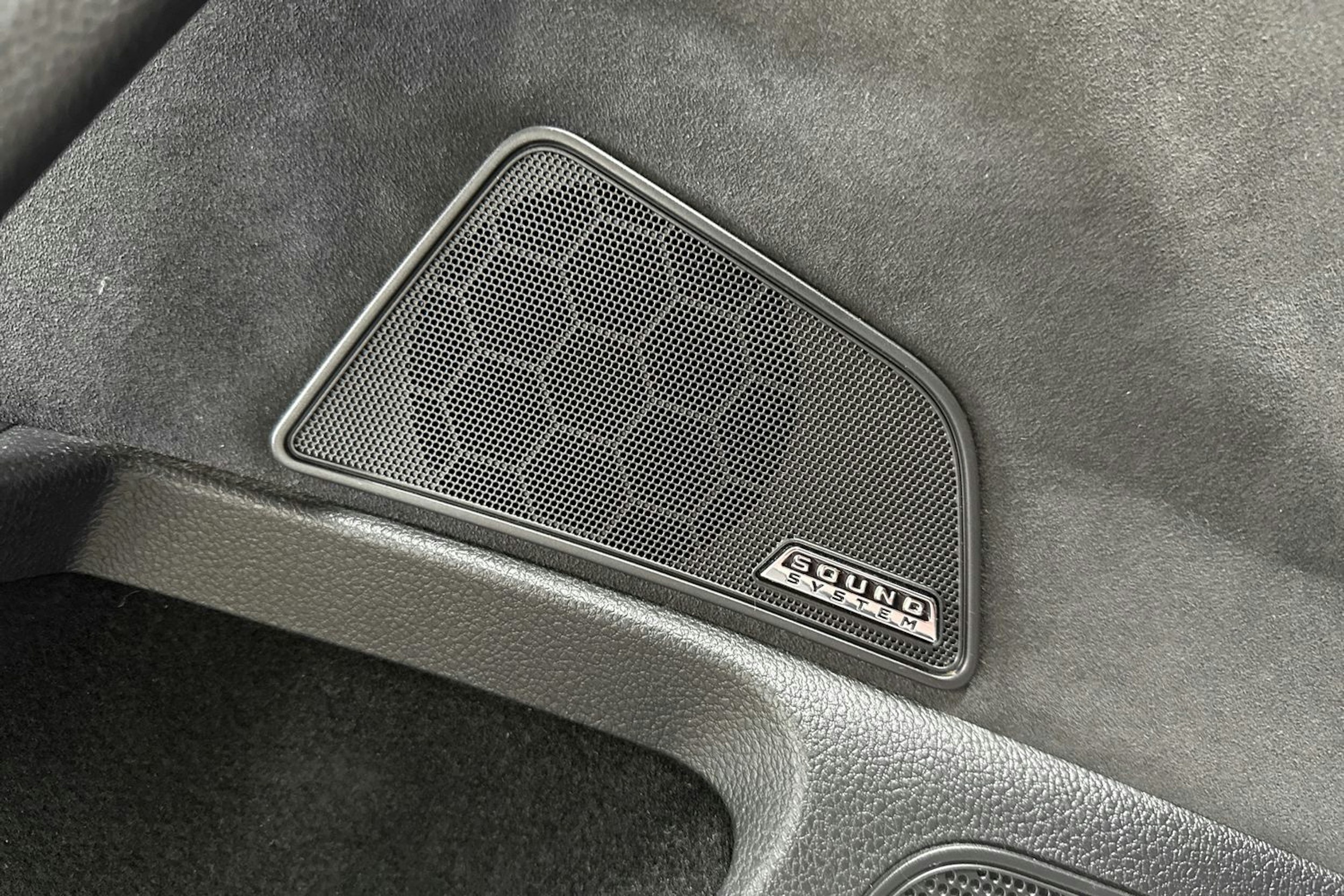 valkoinen Skoda Superb 2020 kuva 19.
