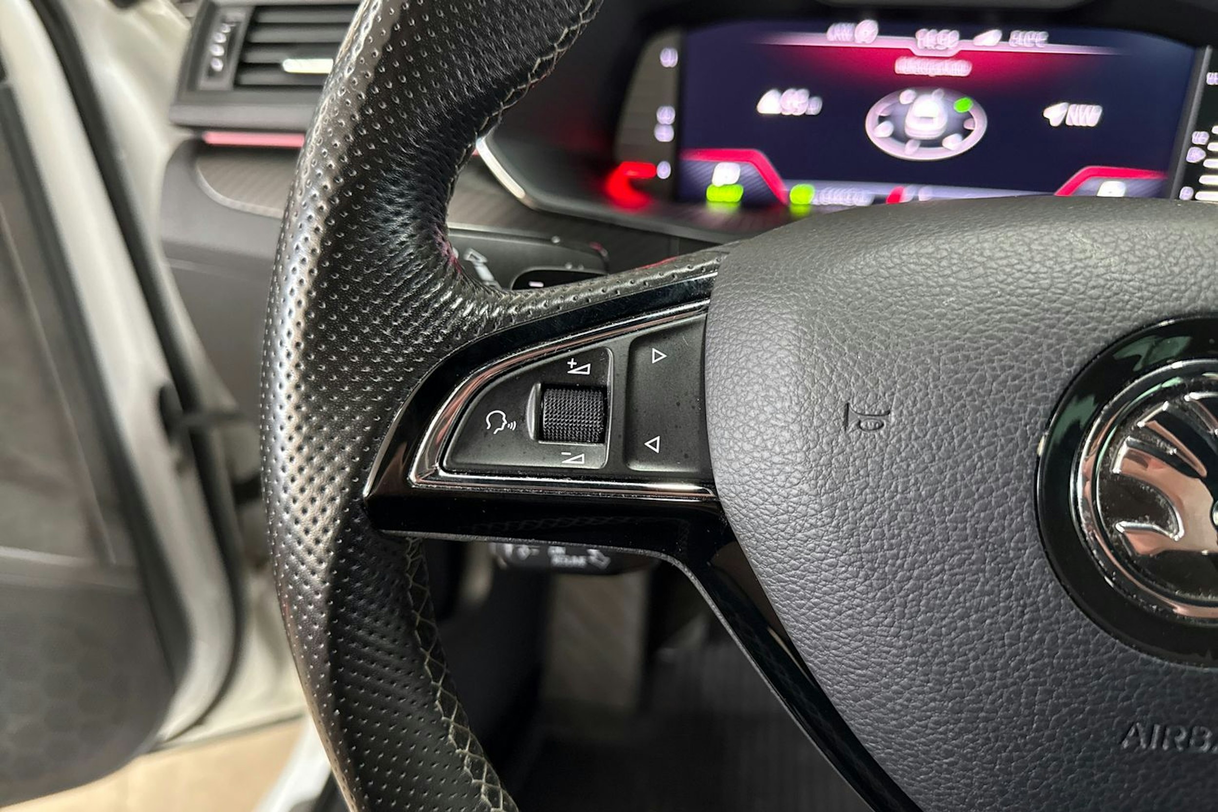 valkoinen Skoda Superb 2020 kuva 20.