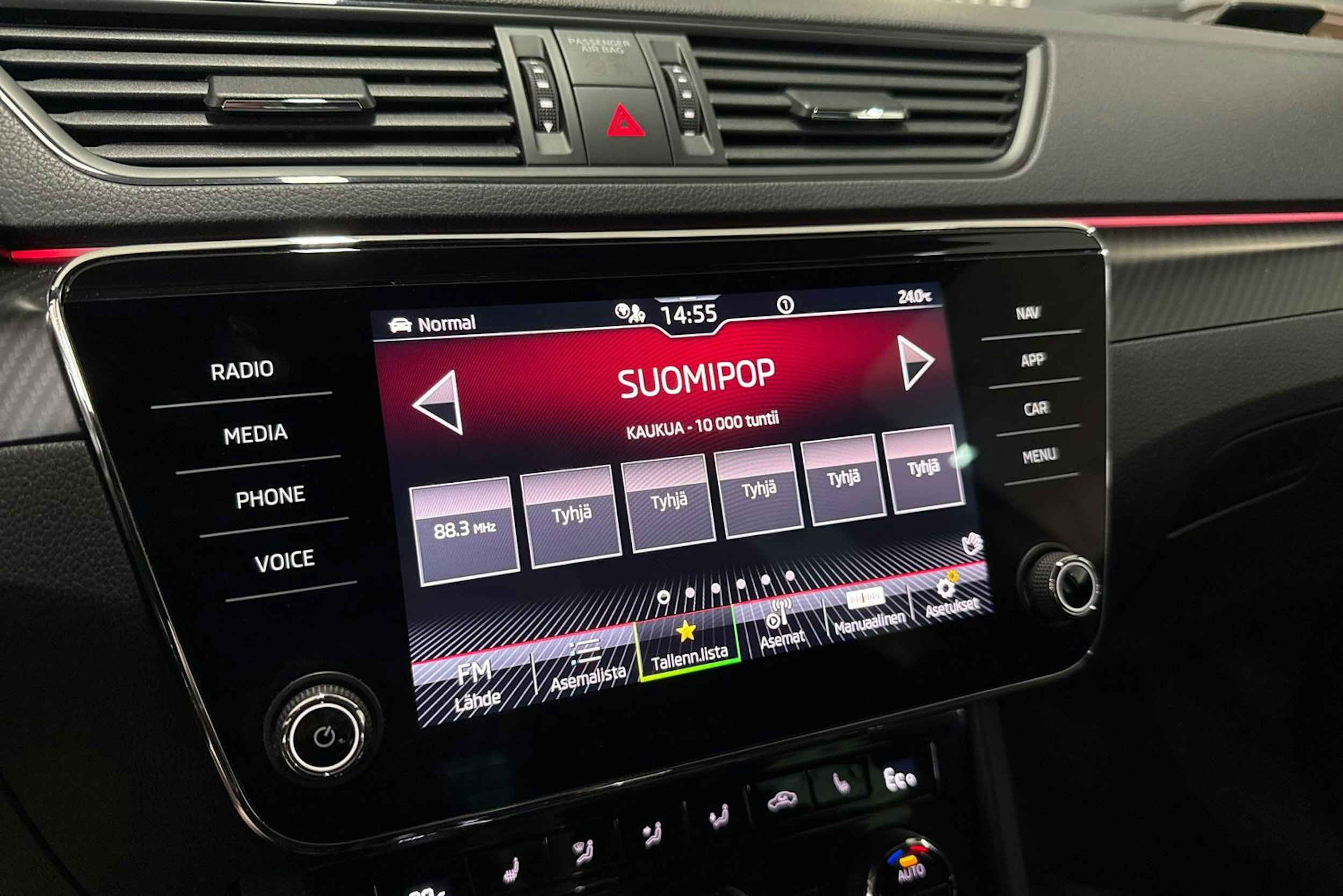 valkoinen Skoda Superb 2020 kuva 24.