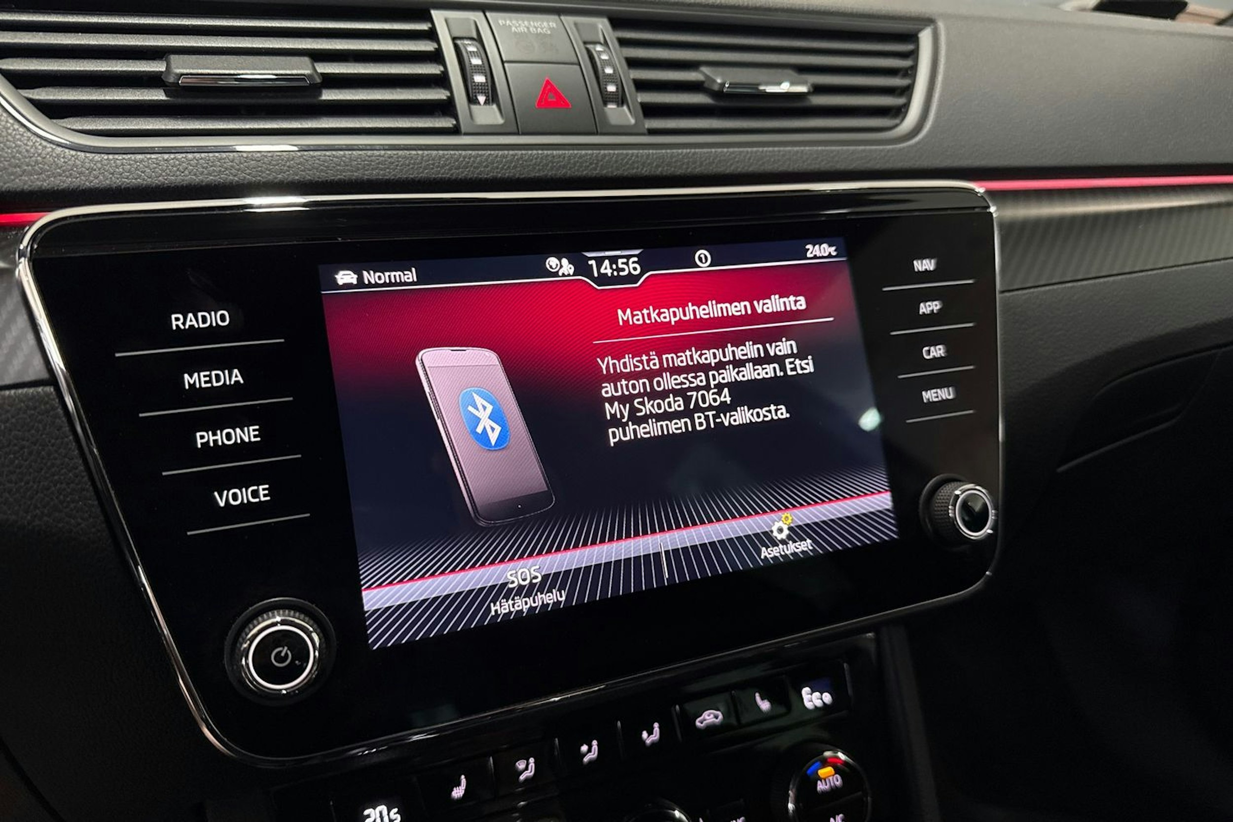valkoinen Skoda Superb 2020 kuva 25.