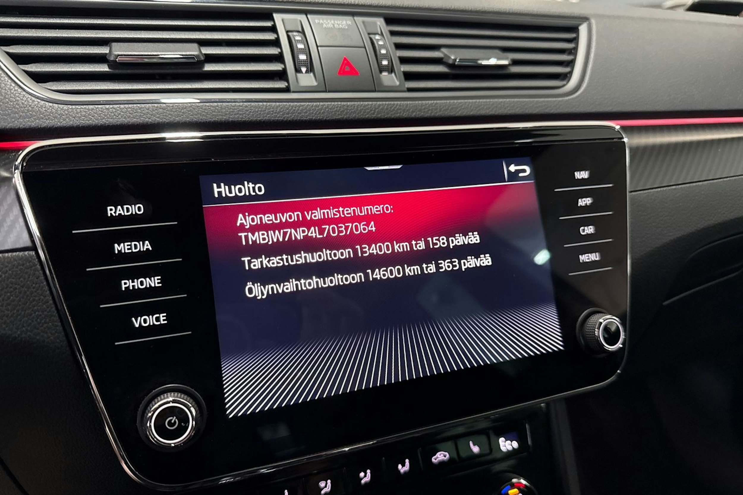valkoinen Skoda Superb 2020 kuva 27.