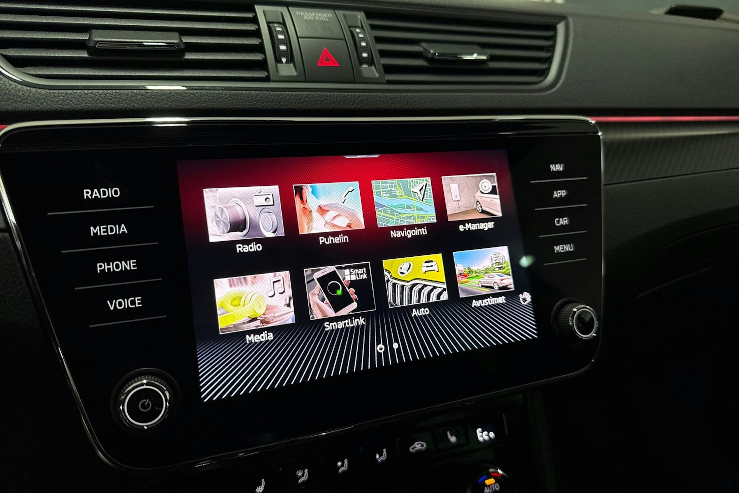 valkoinen Skoda Superb 2020 kuva 28.