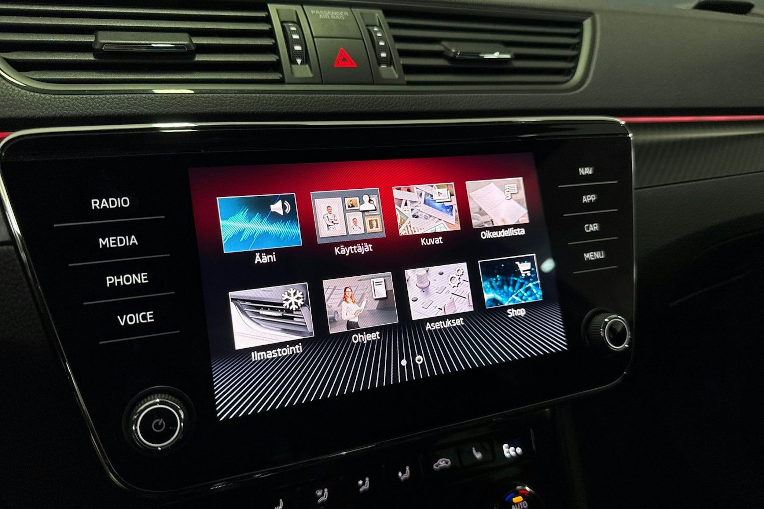 valkoinen Skoda Superb 2020 kuva 29.