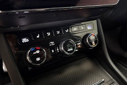 valkoinen Skoda Superb 2020 kuva 30.