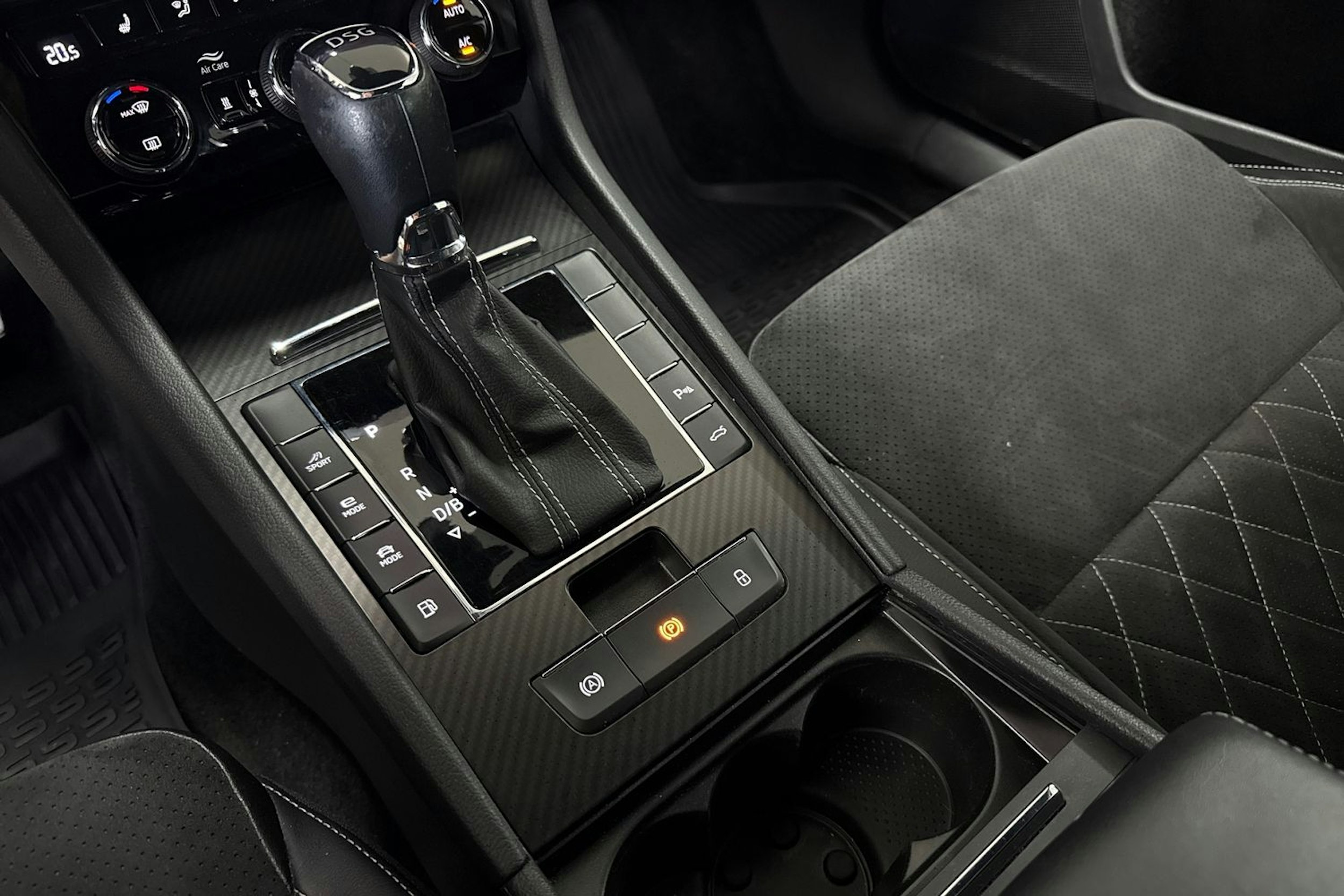 valkoinen Skoda Superb 2020 kuva 31.