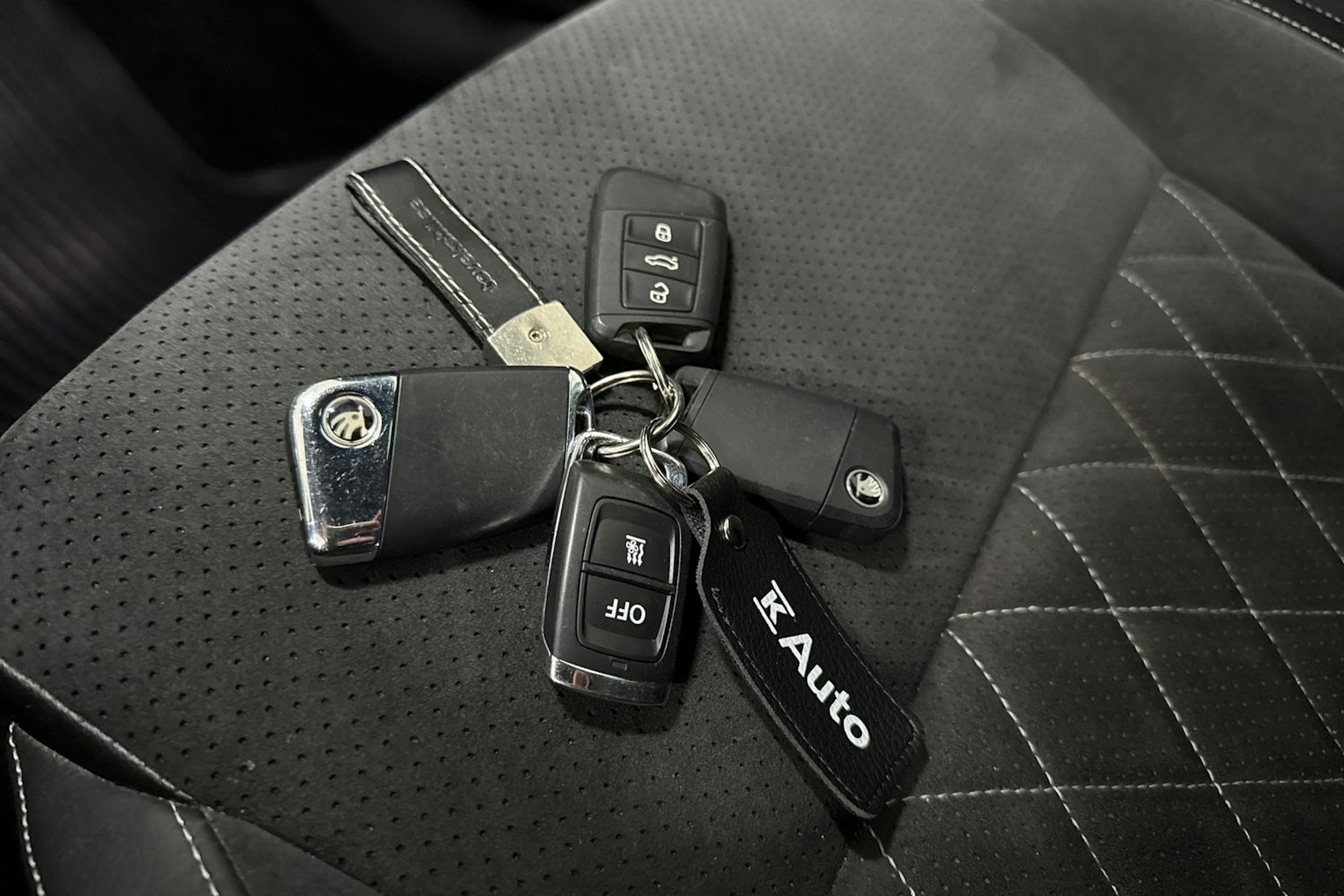 valkoinen Skoda Superb 2020 kuva 32.