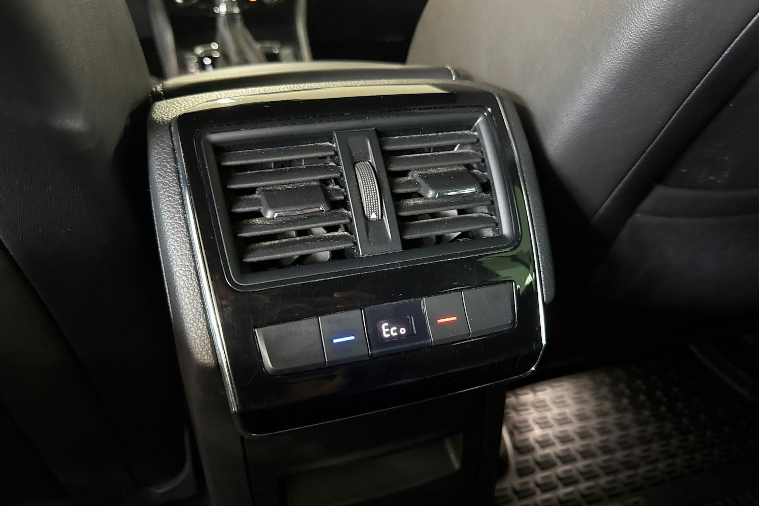 valkoinen Skoda Superb 2020 kuva 35.