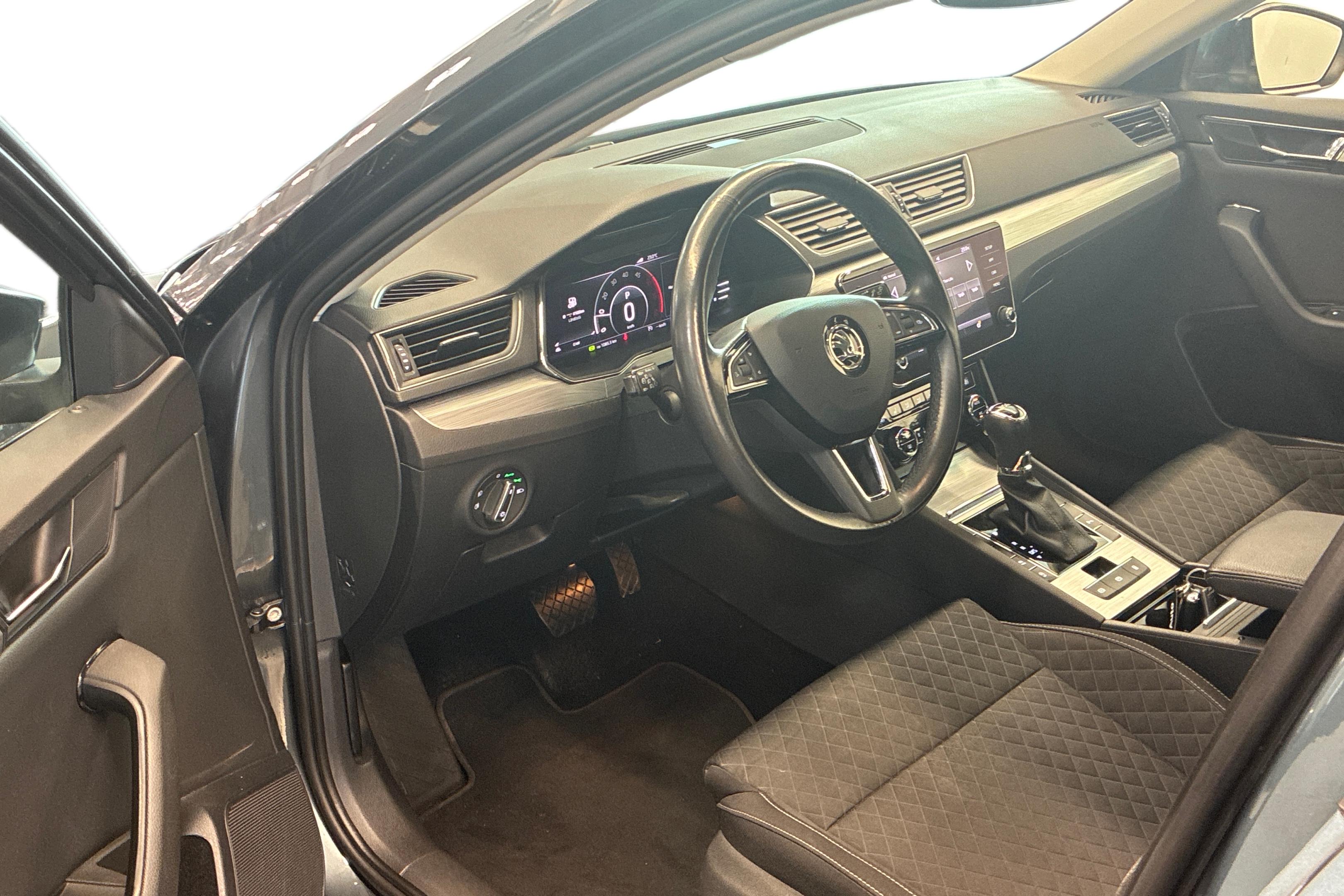 Skoda Superb 2020, photo 6/23