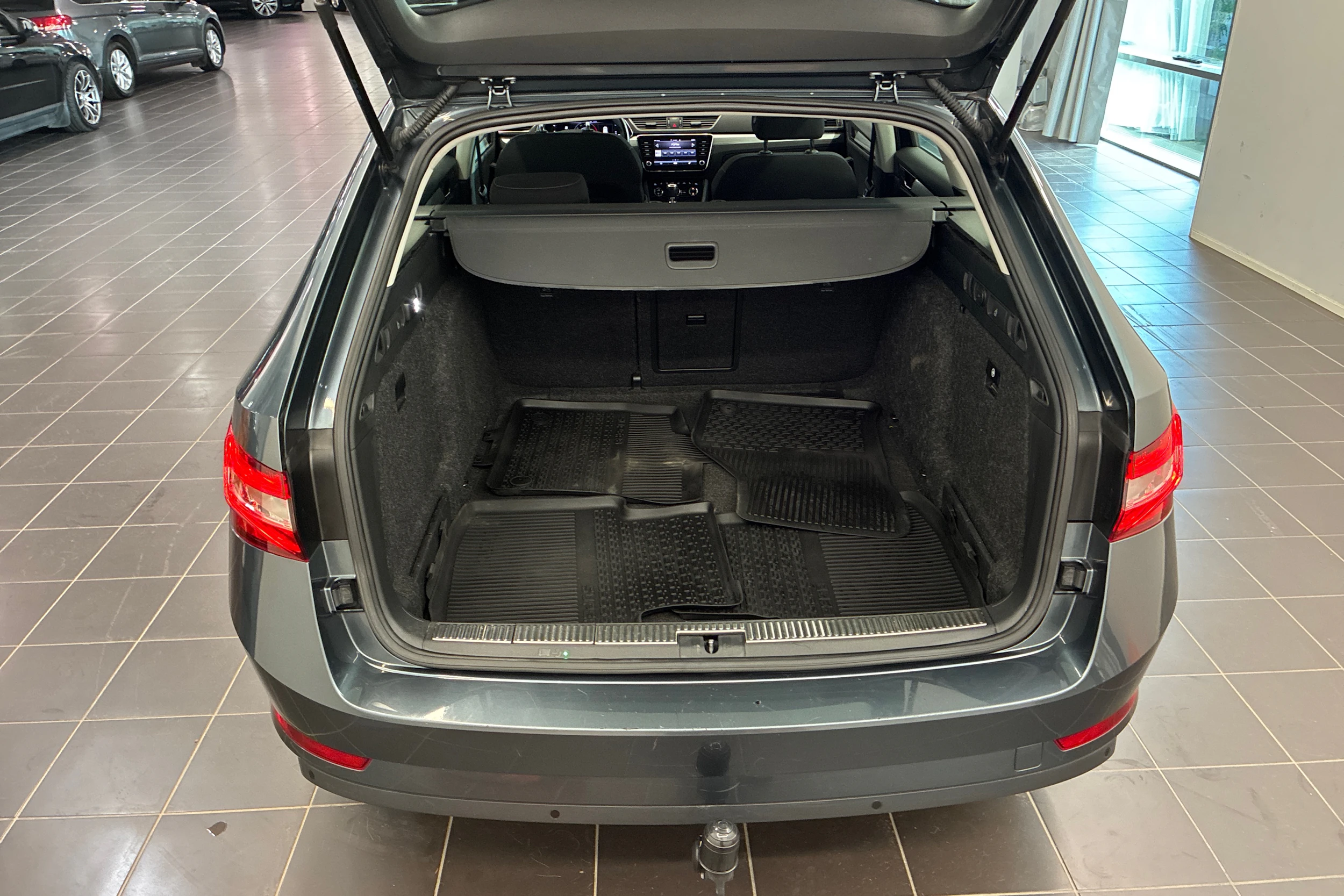 harmaa Skoda Superb 2020 kuva 11.