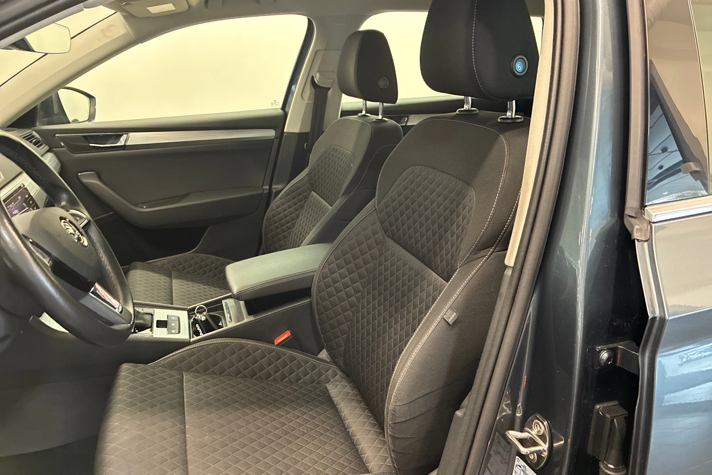 harmaa Skoda Superb 2020 kuva 13.