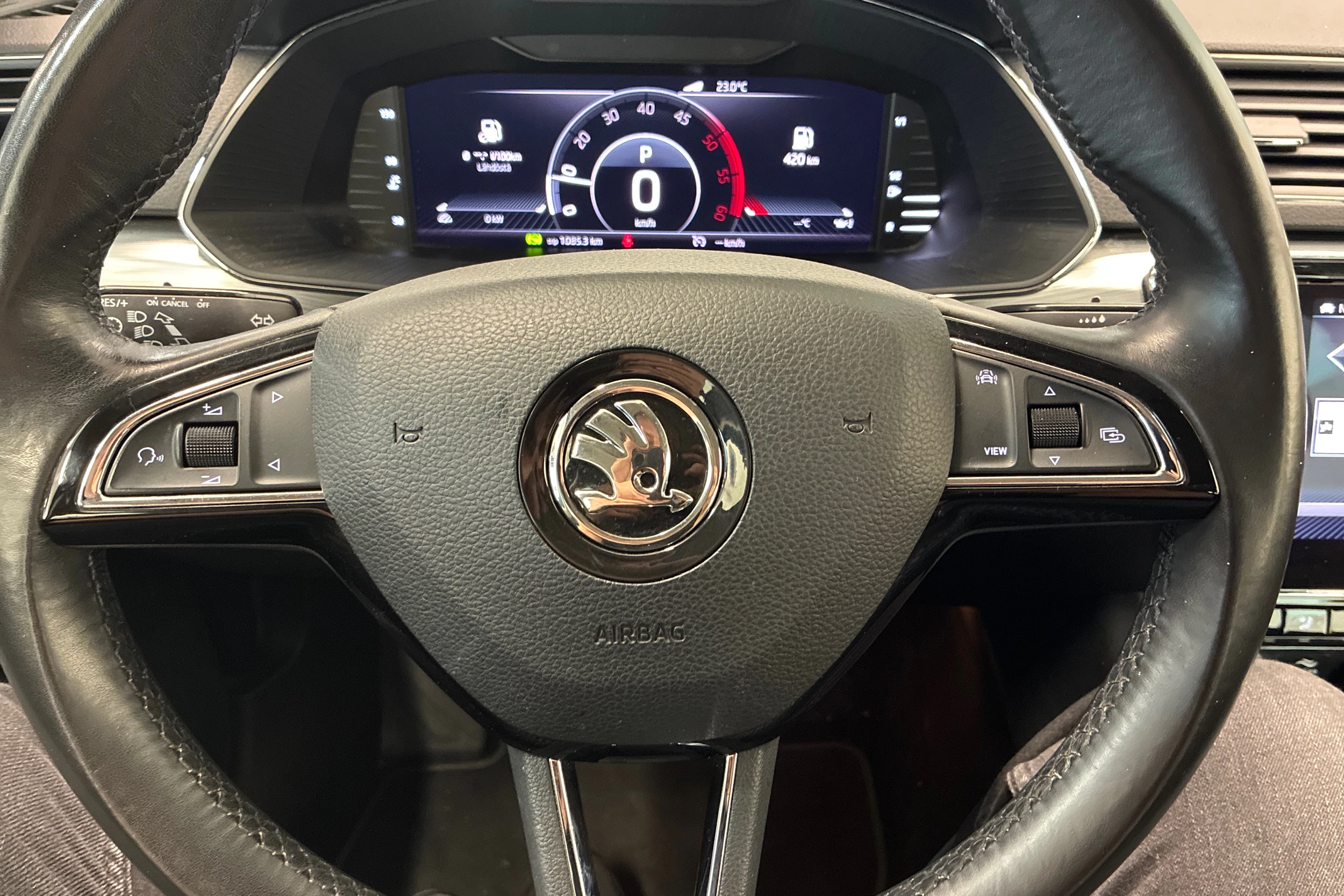harmaa Skoda Superb 2020 kuva 17.
