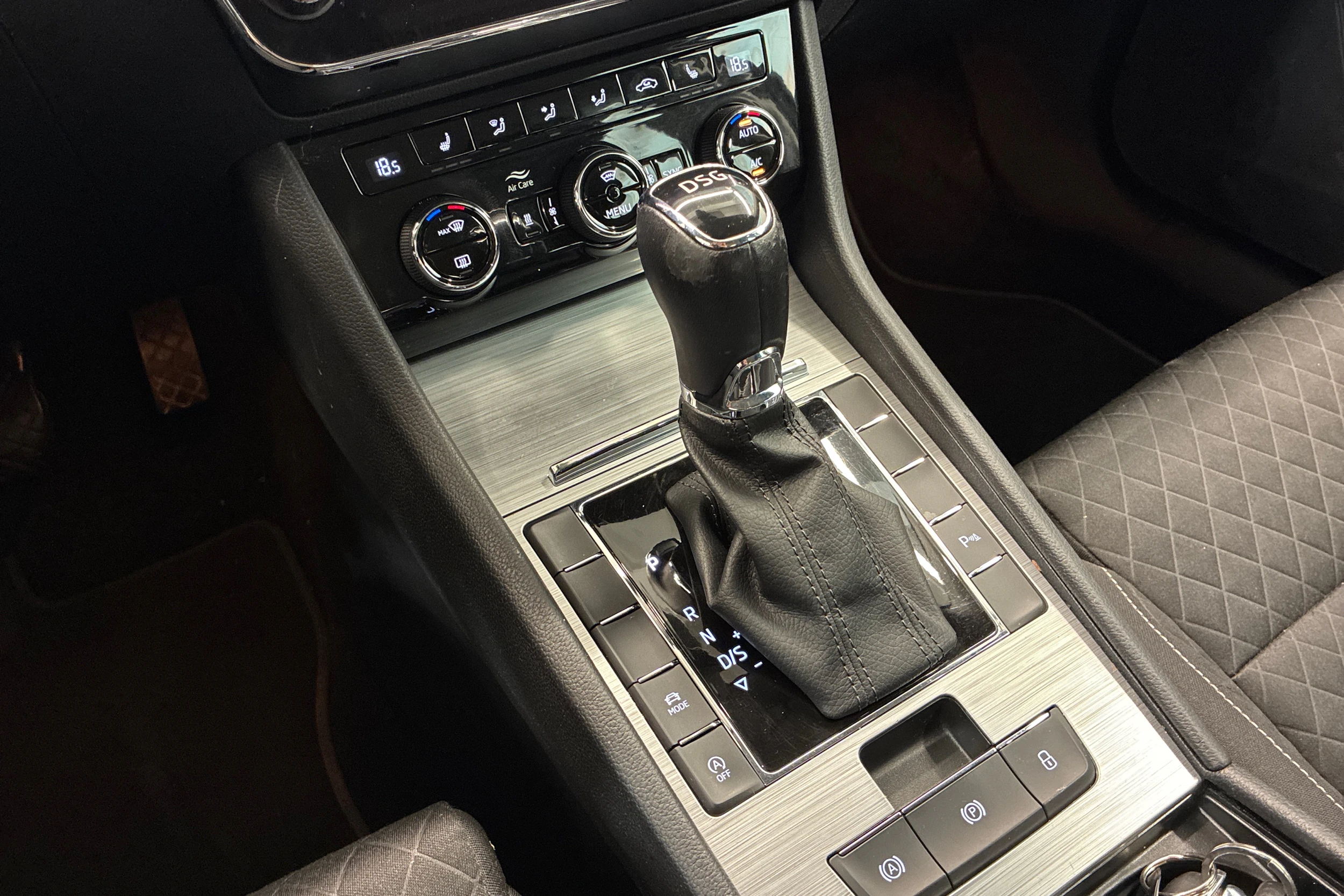 harmaa Skoda Superb 2020 kuva 18.
