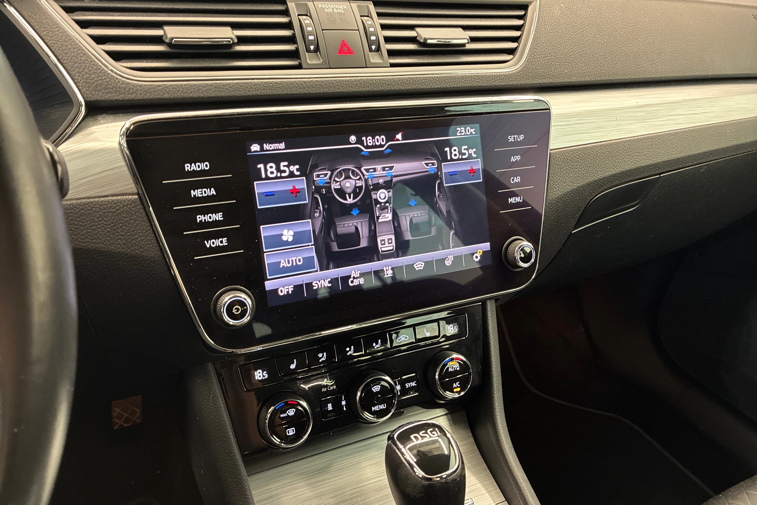 harmaa Skoda Superb 2020 kuva 21.