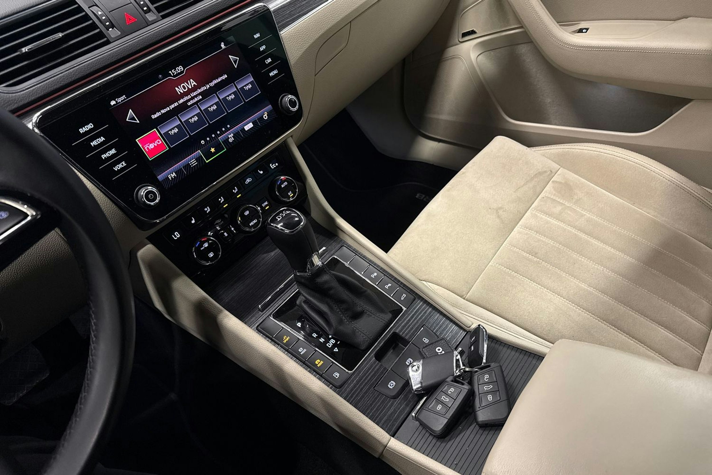 met. harmaa Skoda Superb 2020 kuva 30.