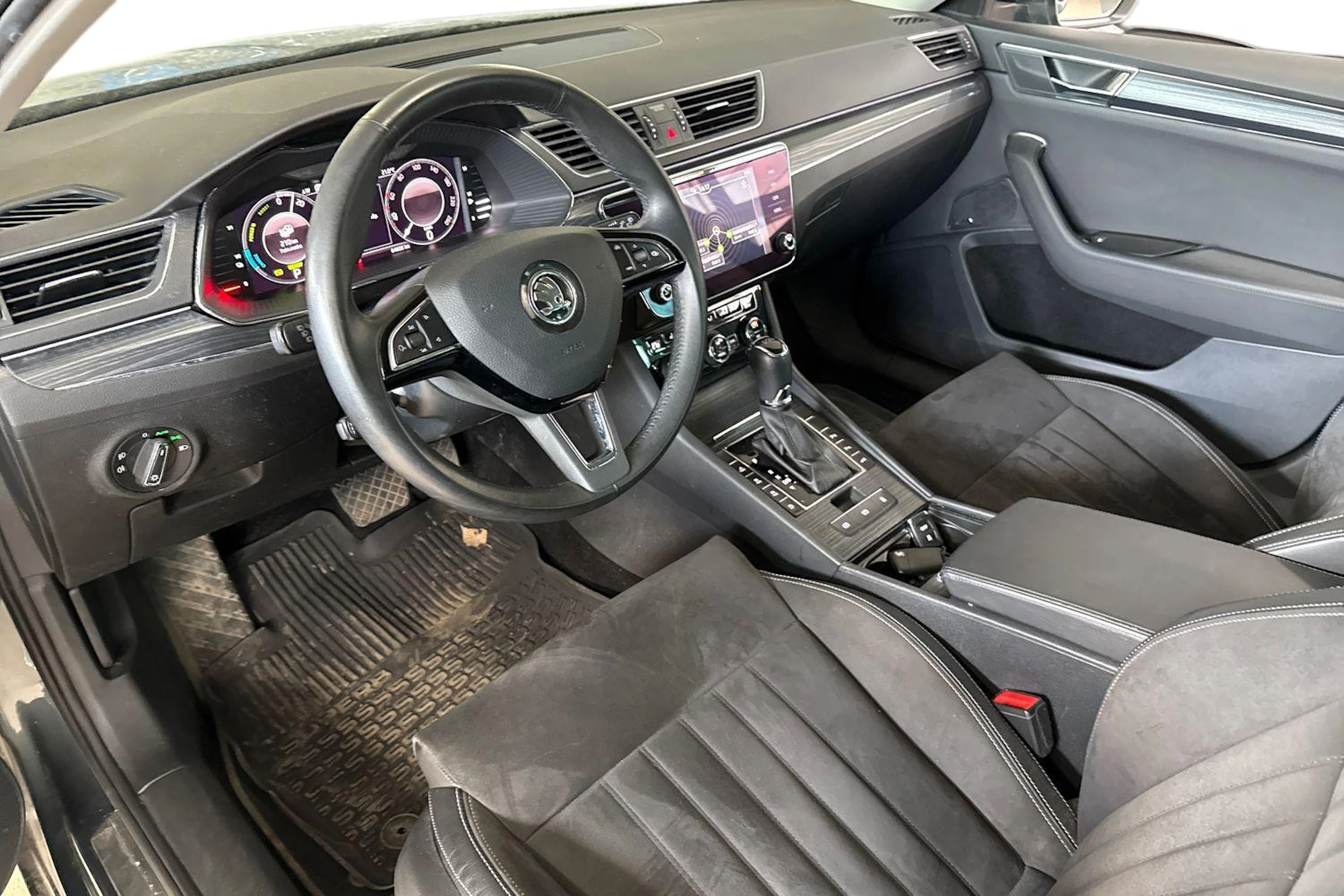 harmaa Skoda Superb 2020 kuva 3.