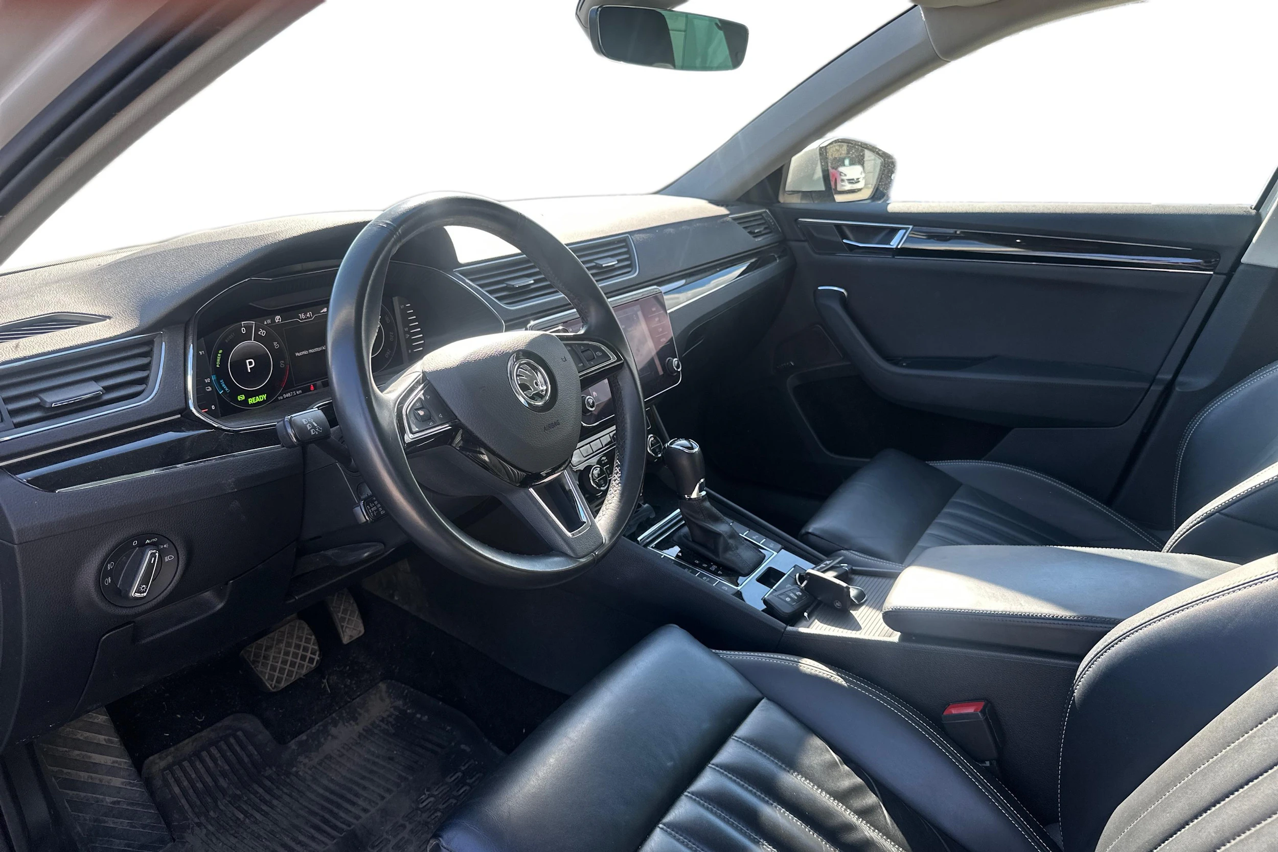 Valkoinen Skoda Superb 2020 kuva 3.