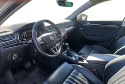 Valkoinen Skoda Superb 2020 kuva 3.