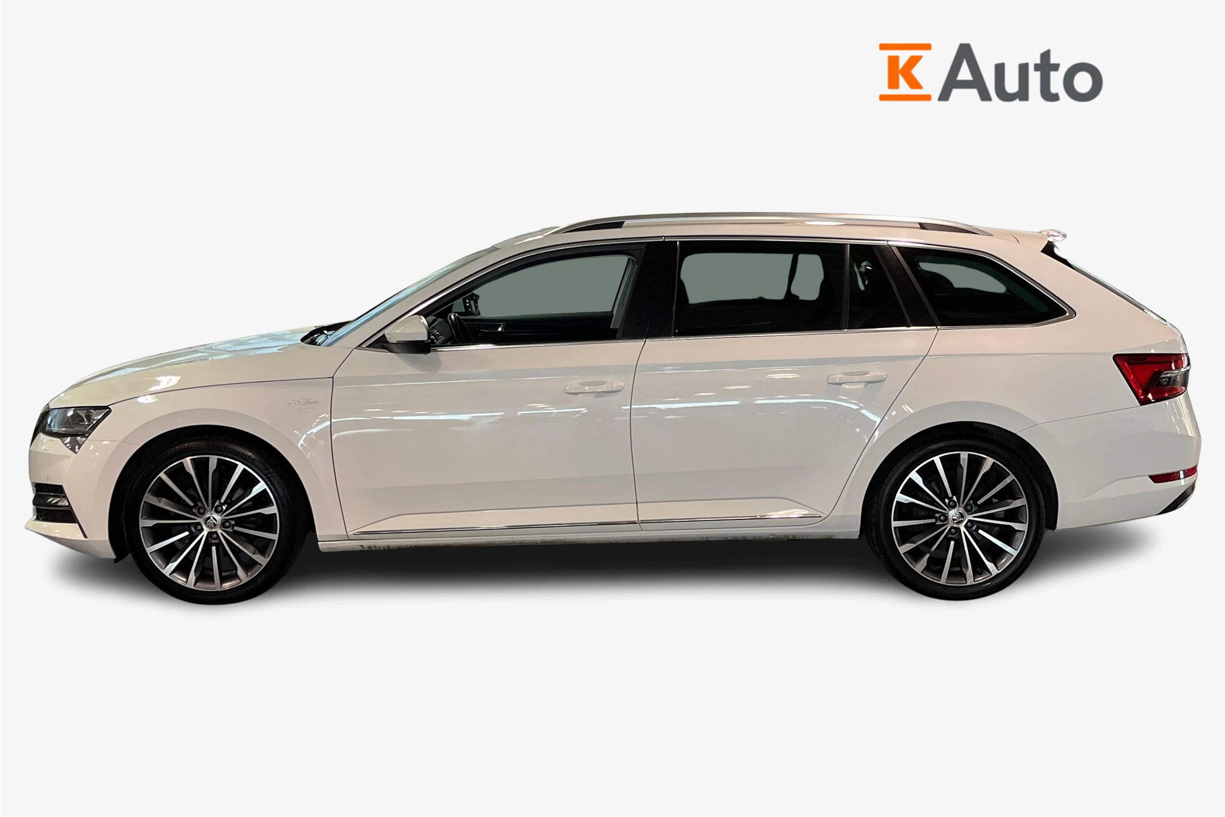 Valkoinen Skoda Superb 2020 kuva 7.