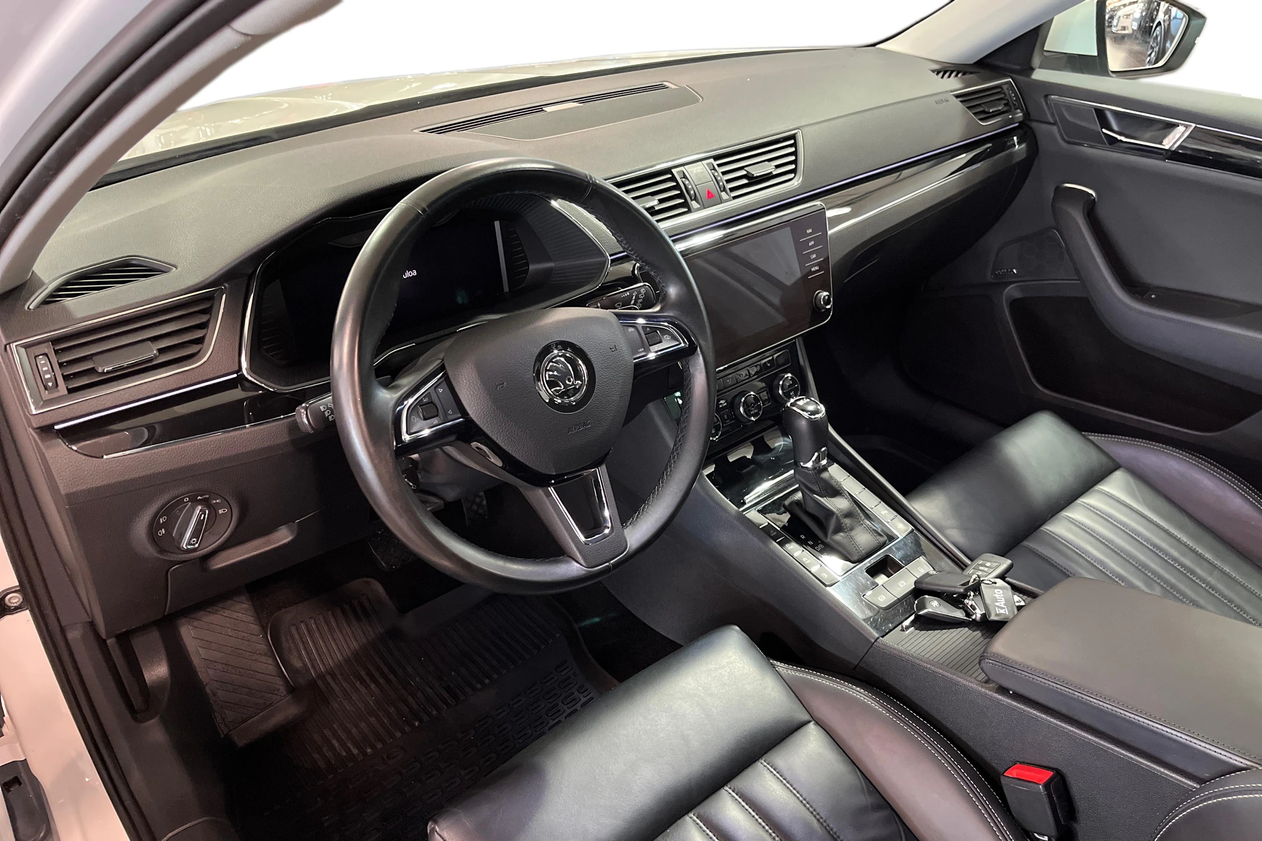 Valkoinen Skoda Superb 2020 kuva 8.