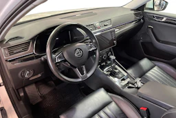Valkoinen Skoda Superb 2020 kuva 8.