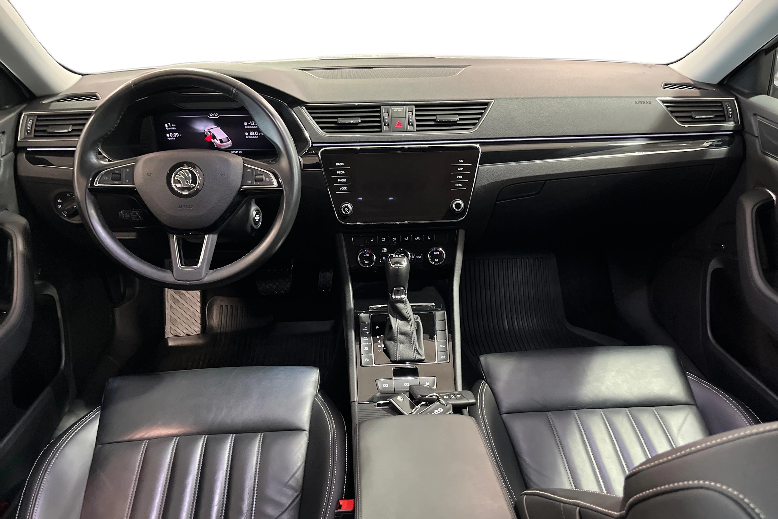 Valkoinen Skoda Superb 2020 kuva 9.