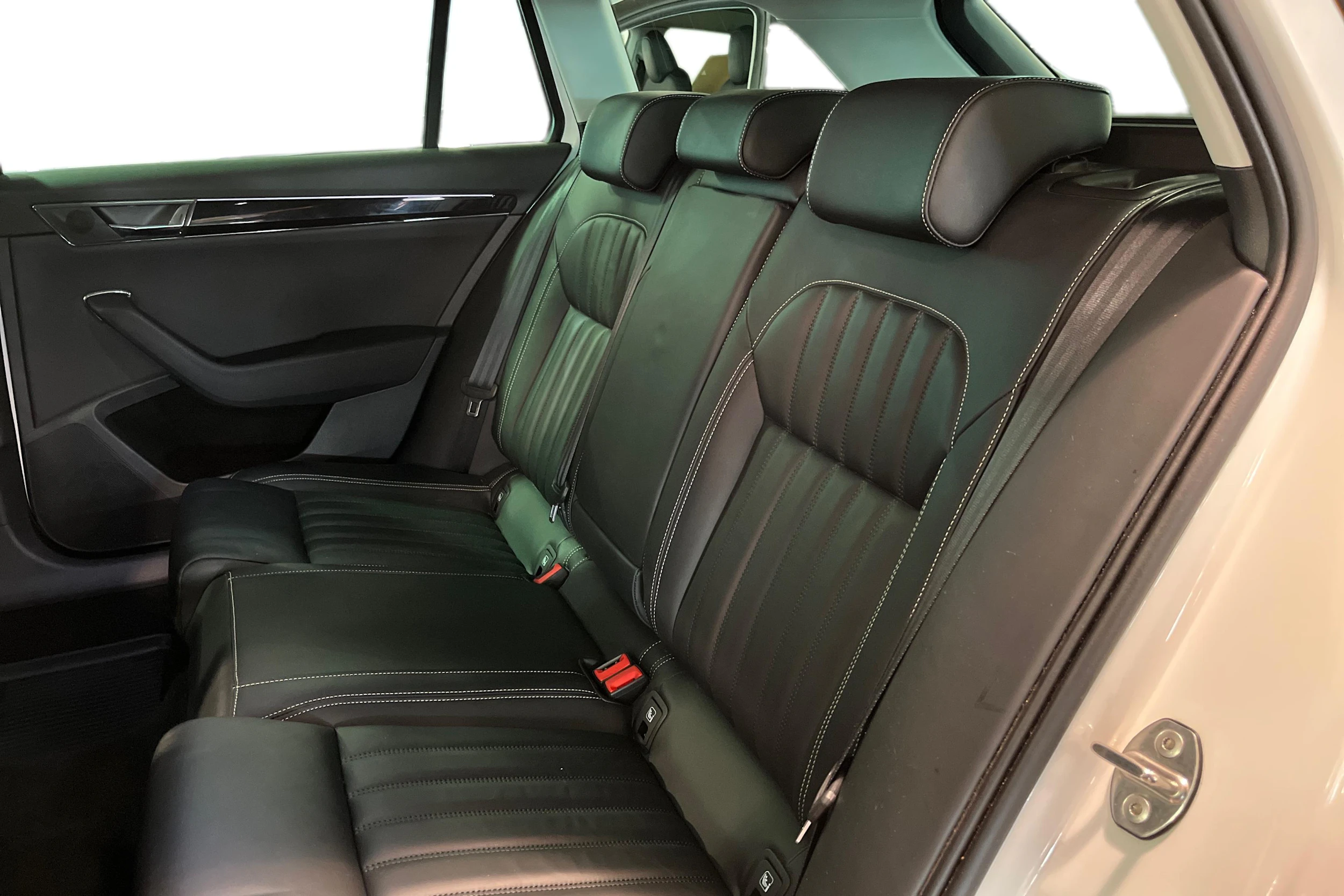 Valkoinen Skoda Superb 2020 kuva 11.