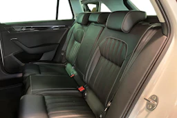 Valkoinen Skoda Superb 2020 kuva 11.